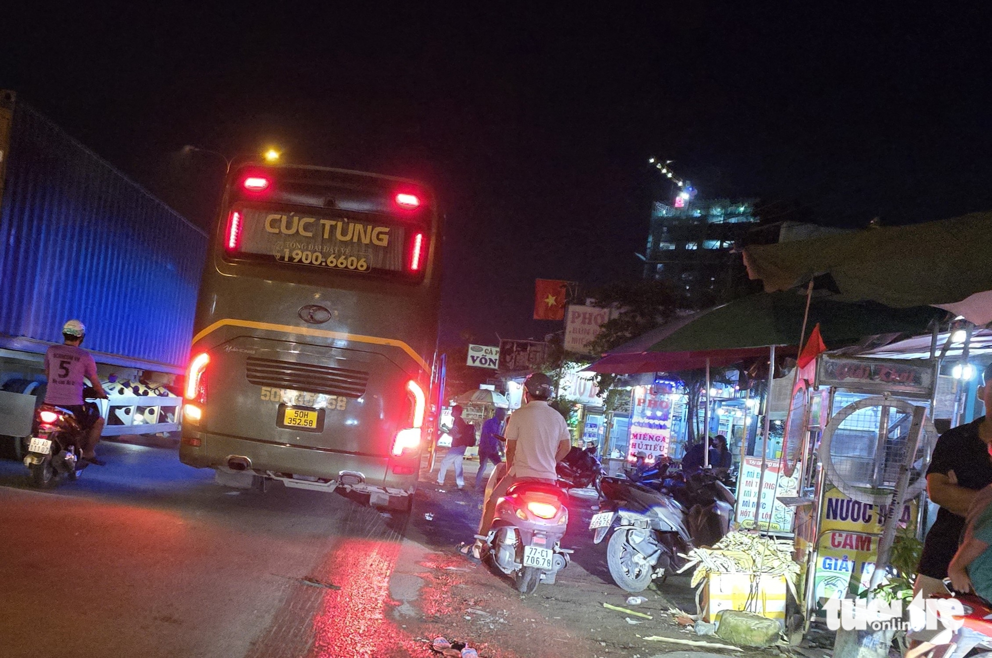 Xe khách 'chiếm' làn hỗn hợp trên đường Đỗ Mười giờ tan tầm, ép xe máy nép sát lề - Ảnh 19.