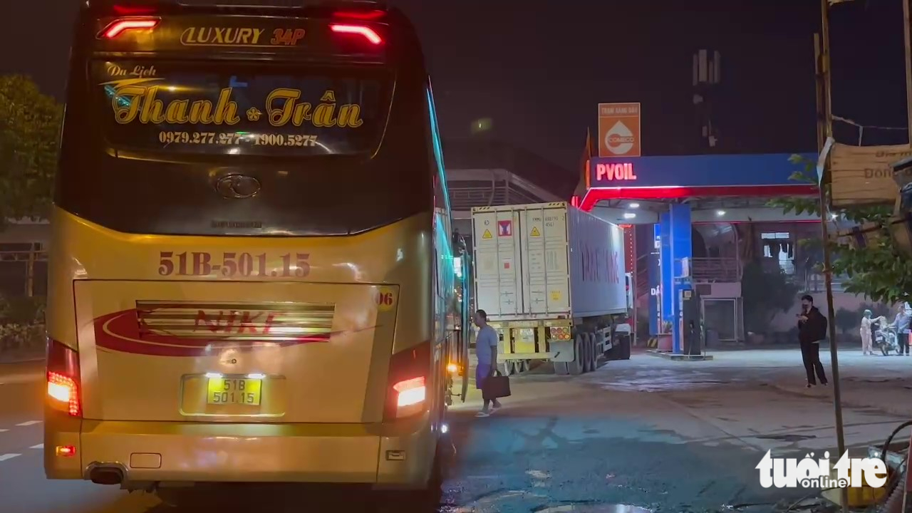 Xe khách 'chiếm' làn hỗn hợp trên đường Đỗ Mười giờ tan tầm, ép xe máy nép sát lề - Ảnh 21.