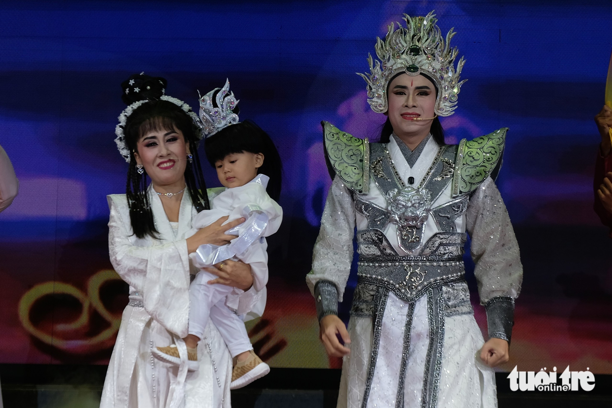 Ngọc Huyền khóc vì được hát cùng sư phụ Bạch Mai trong Tâm sự Phi Giao - Ảnh 6. Ngọc Huyền khóc vì được hát cùng sư phụ Bạch Mai trong Tâm sự Phi Giao - Ảnh 6.