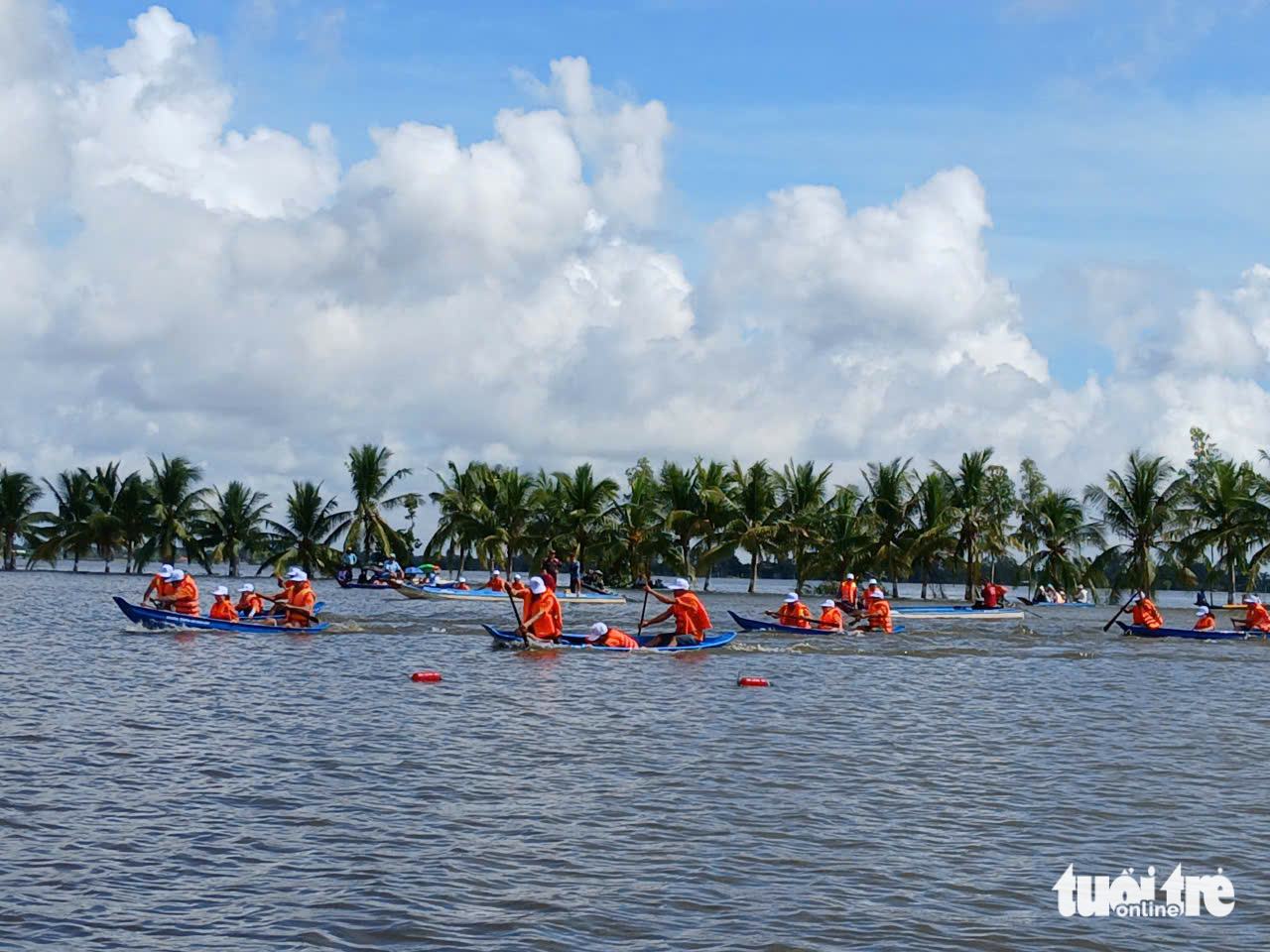 'Nghẹt thở' cuộc đua xuồng đôi mùa nước nổi ở An Giang - Ảnh 1.