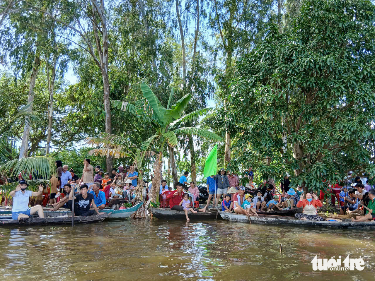 'Nghẹt thở' cuộc đua xuồng đôi mùa nước nổi ở An Giang - Ảnh 4.