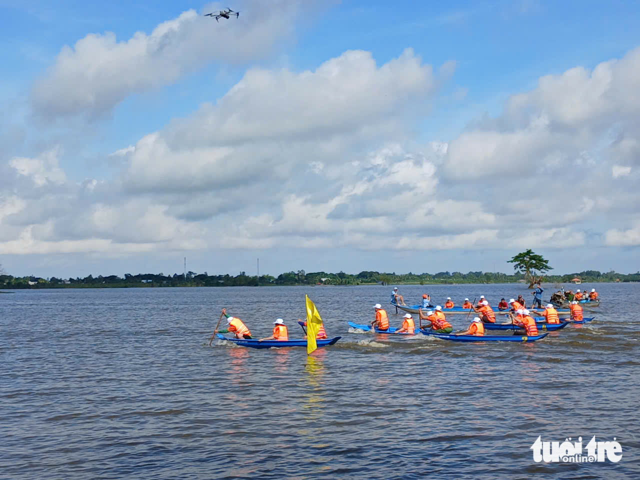 'Nghẹt thở' cuộc đua xuồng đôi mùa nước nổi ở An Giang - Ảnh 2.