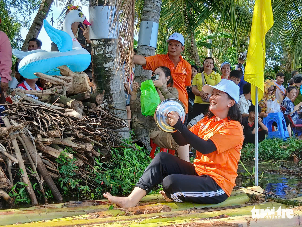 'Nghẹt thở' cuộc đua xuồng đôi mùa nước nổi ở An Giang - Ảnh 3.