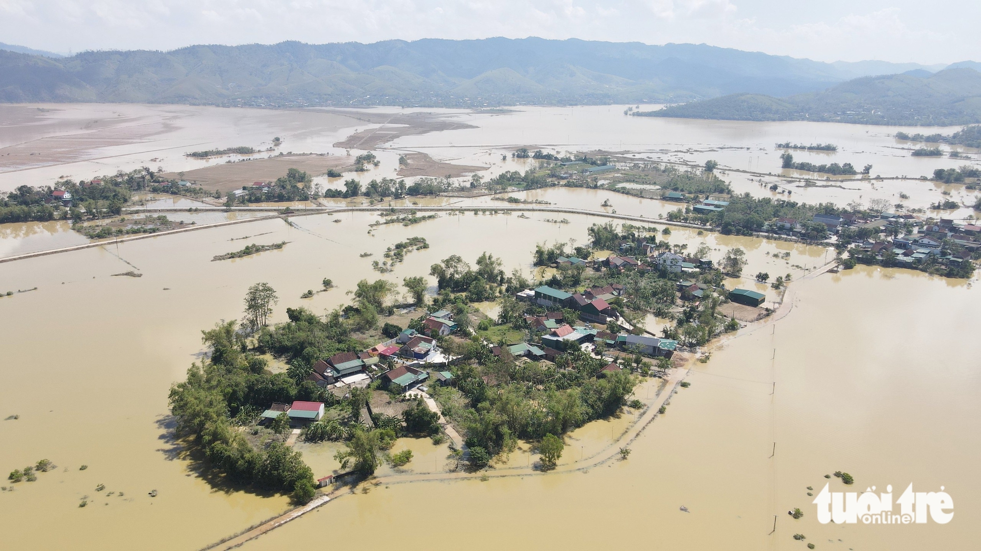 Bí thư Nghệ An: Xã thiệt hại ít giúp xã thiệt hại nhiều sau bão Bualoi - Ảnh 1.