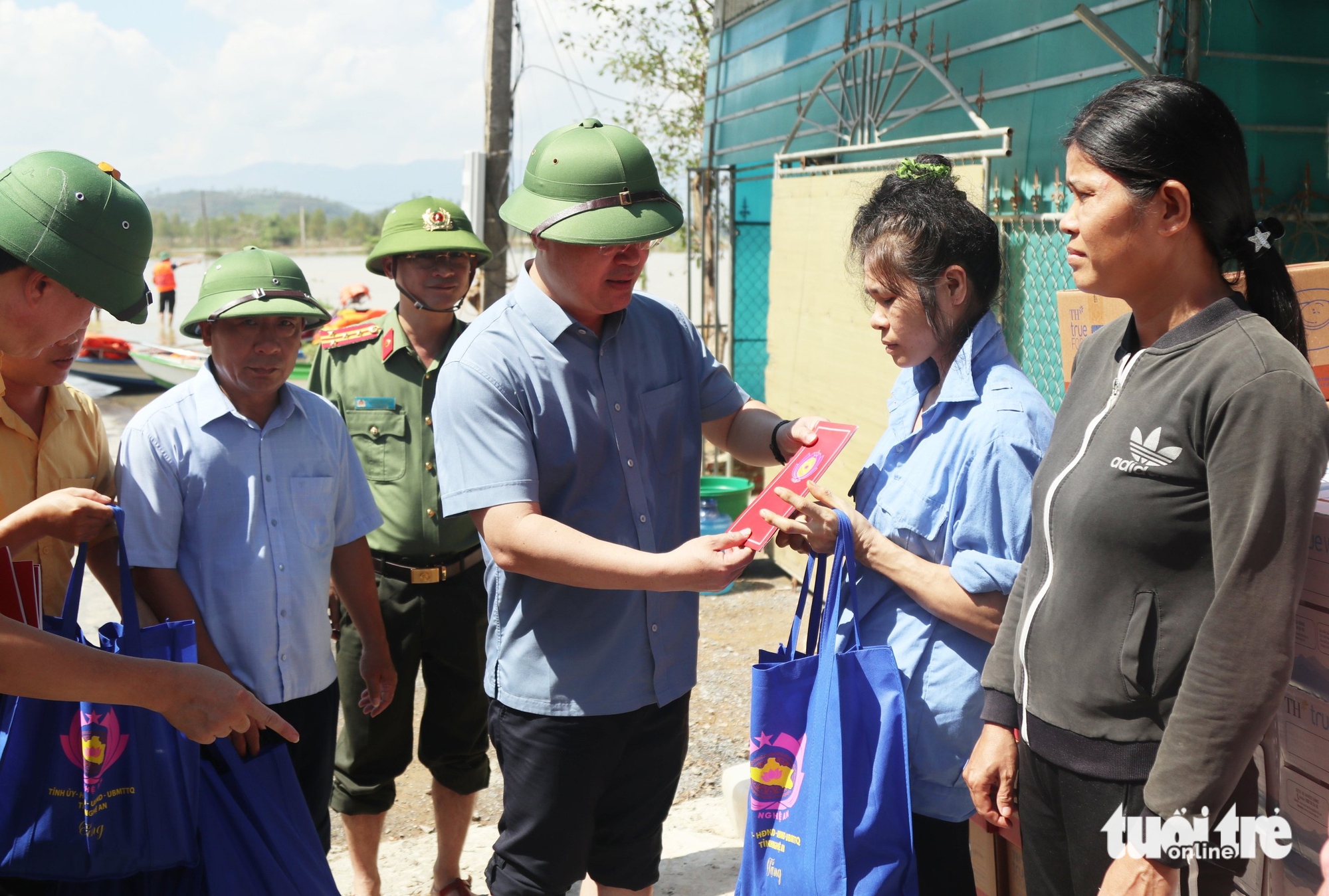 Bí thư Nghệ An: Xã thiệt hại ít giúp xã thiệt hại nhiều sau bão Bualoi - Ảnh 3.