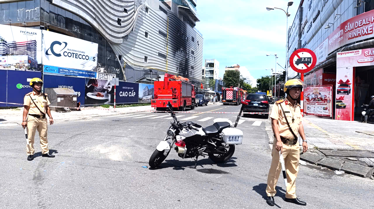 Cháy tại dự án cao ốc phức hợp Nguyễn Kim, khói đen nghi ngút - Ảnh 3.