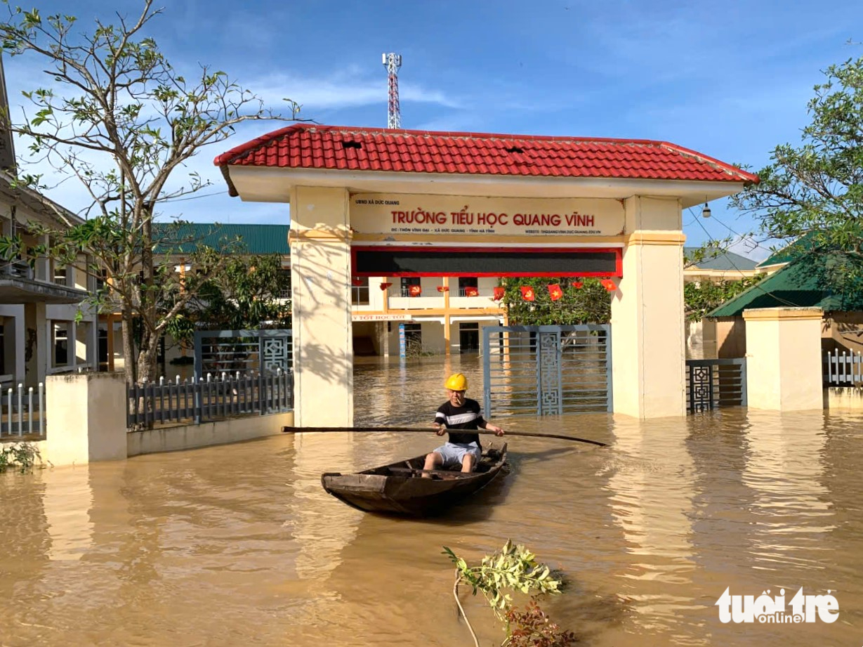 Vừa dọn dẹp trường lớp, nhà cửa sau bão Bualoi, vừa lo bão Matmo - Ảnh 3.