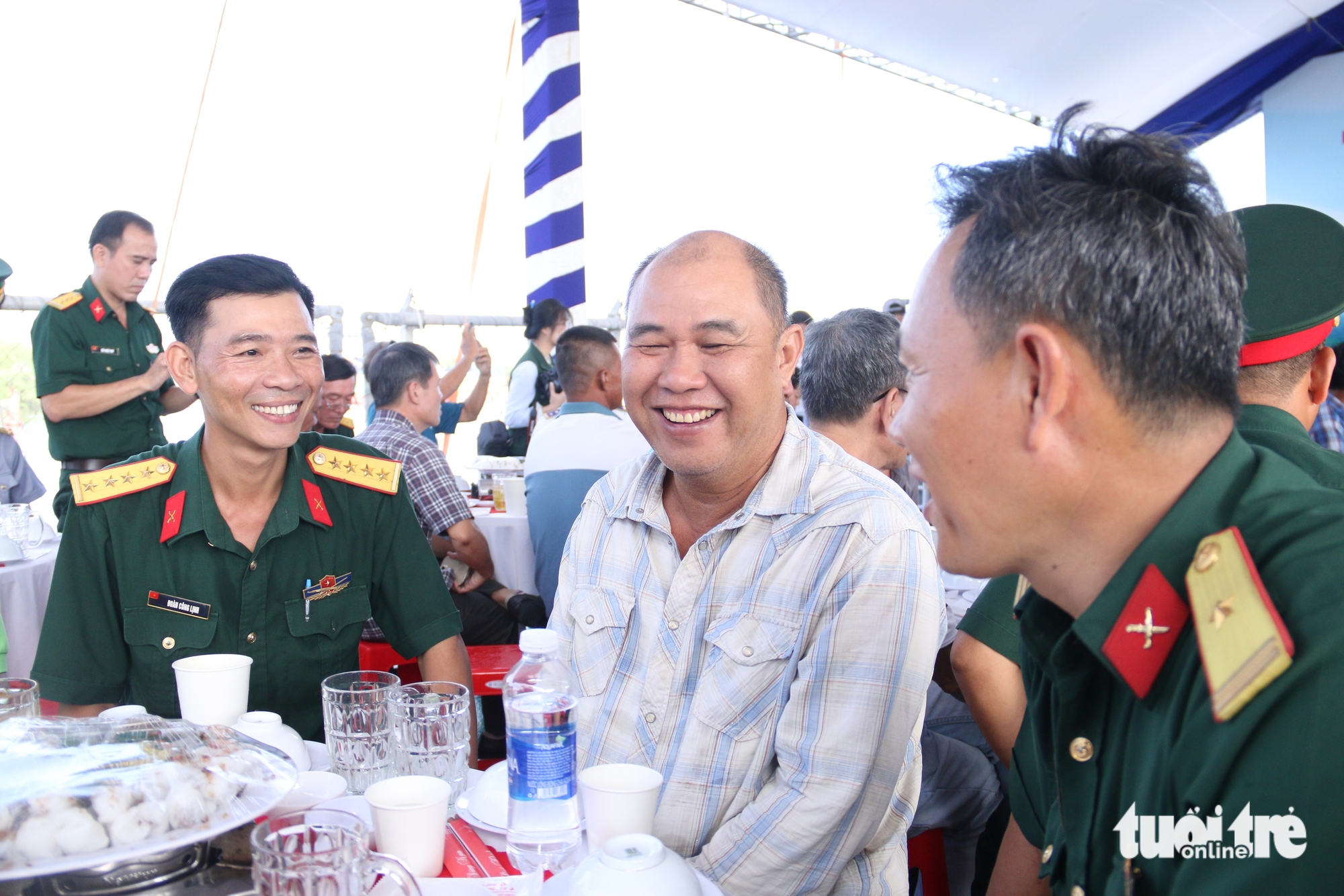 Quân - dân cùng ăn sáng trên tàu kiểm ngư, bàn chuyện đánh bắt và bảo vệ chủ quyền Tổ quốc - Ảnh 1.