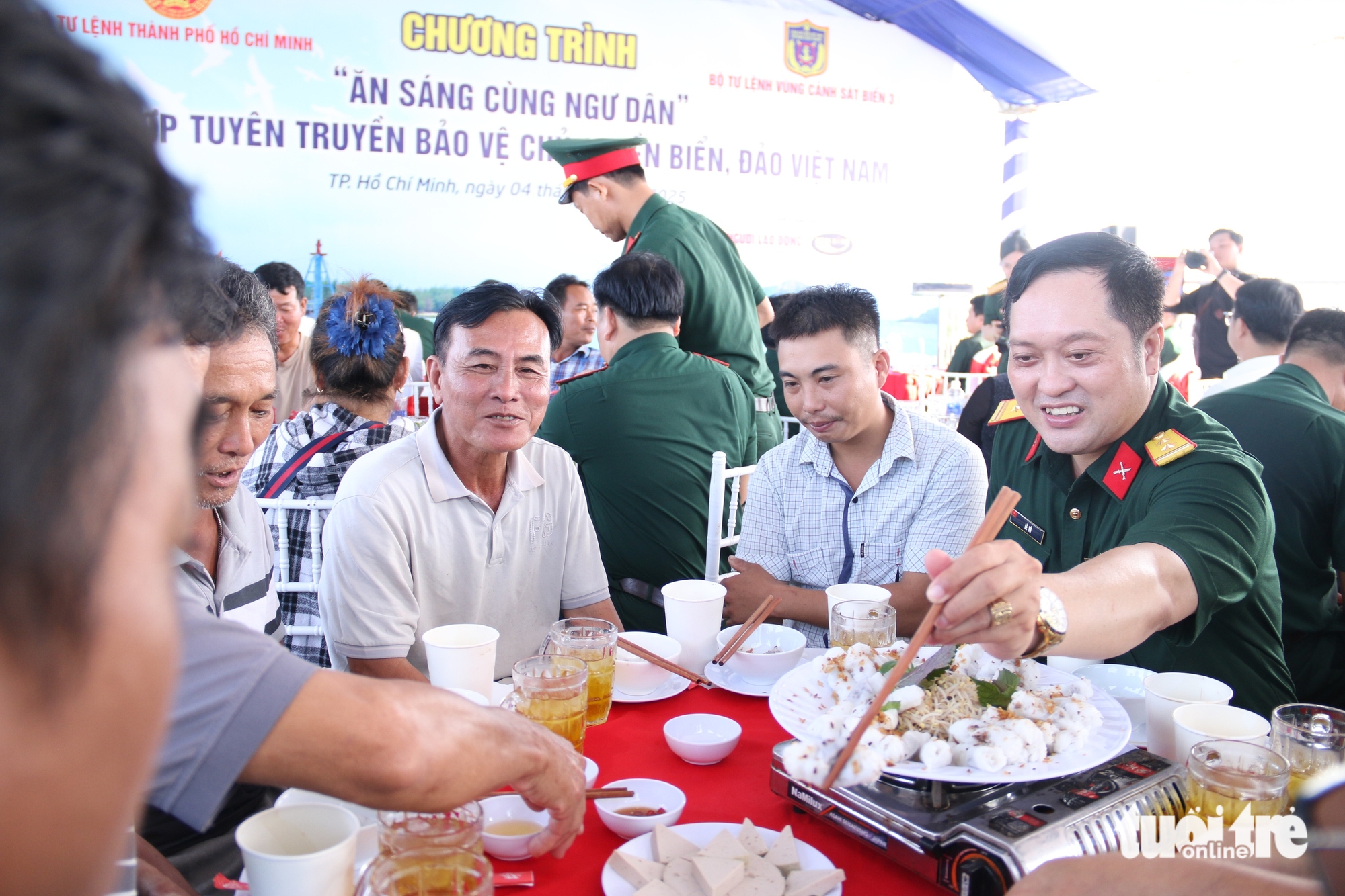 Quân - dân cùng ăn sáng trên tàu kiểm ngư, bàn chuyện đánh bắt và bảo vệ chủ quyền Tổ quốc - Ảnh 5.