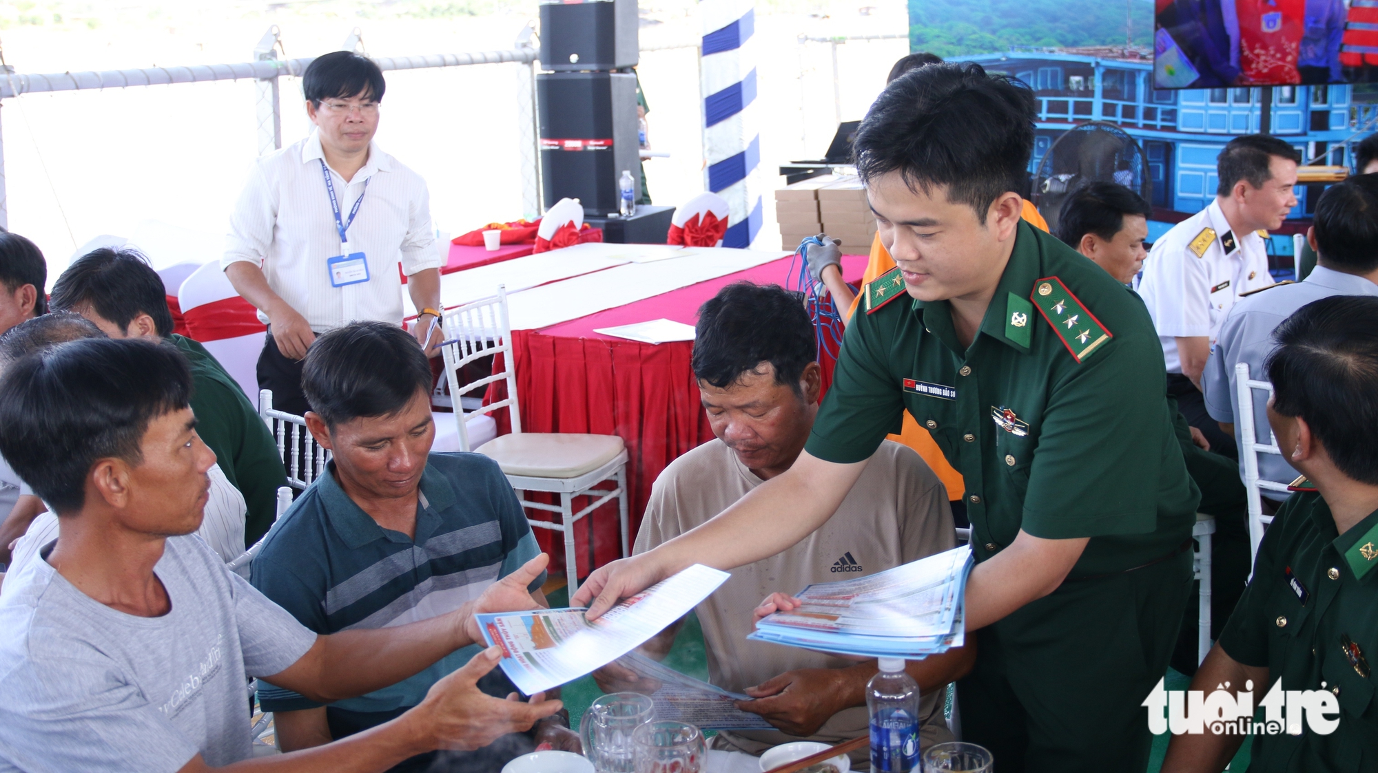 Quân - dân cùng ăn sáng trên tàu kiểm ngư, bàn chuyện đánh bắt và bảo vệ chủ quyền Tổ quốc - Ảnh 6.