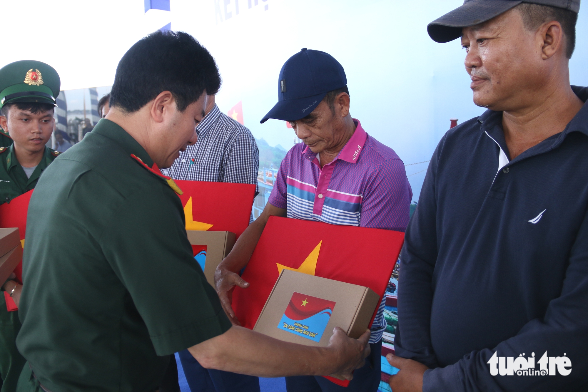 Quân - dân cùng ăn sáng trên tàu kiểm ngư, bàn chuyện đánh bắt và bảo vệ chủ quyền Tổ quốc - Ảnh 7.