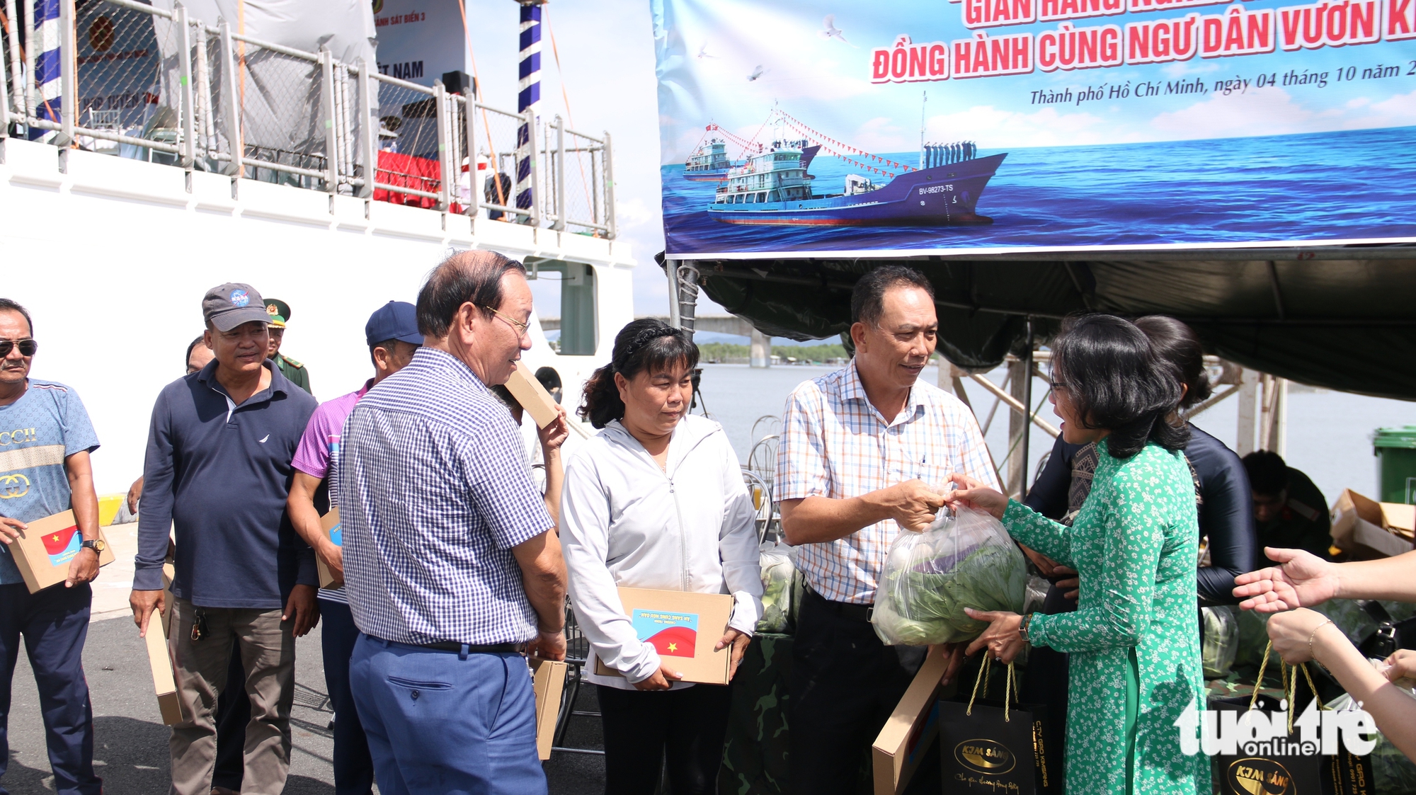 Quân - dân cùng ăn sáng trên tàu kiểm ngư, bàn chuyện đánh bắt và bảo vệ chủ quyền Tổ quốc - Ảnh 8.