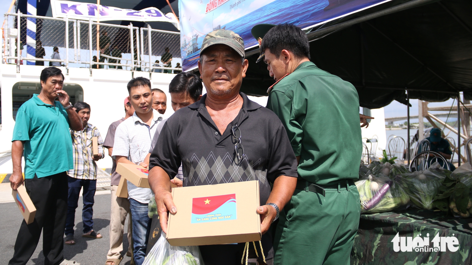 Quân - dân cùng ăn sáng trên tàu kiểm ngư, bàn chuyện đánh bắt và bảo vệ chủ quyền Tổ quốc - Ảnh 9.