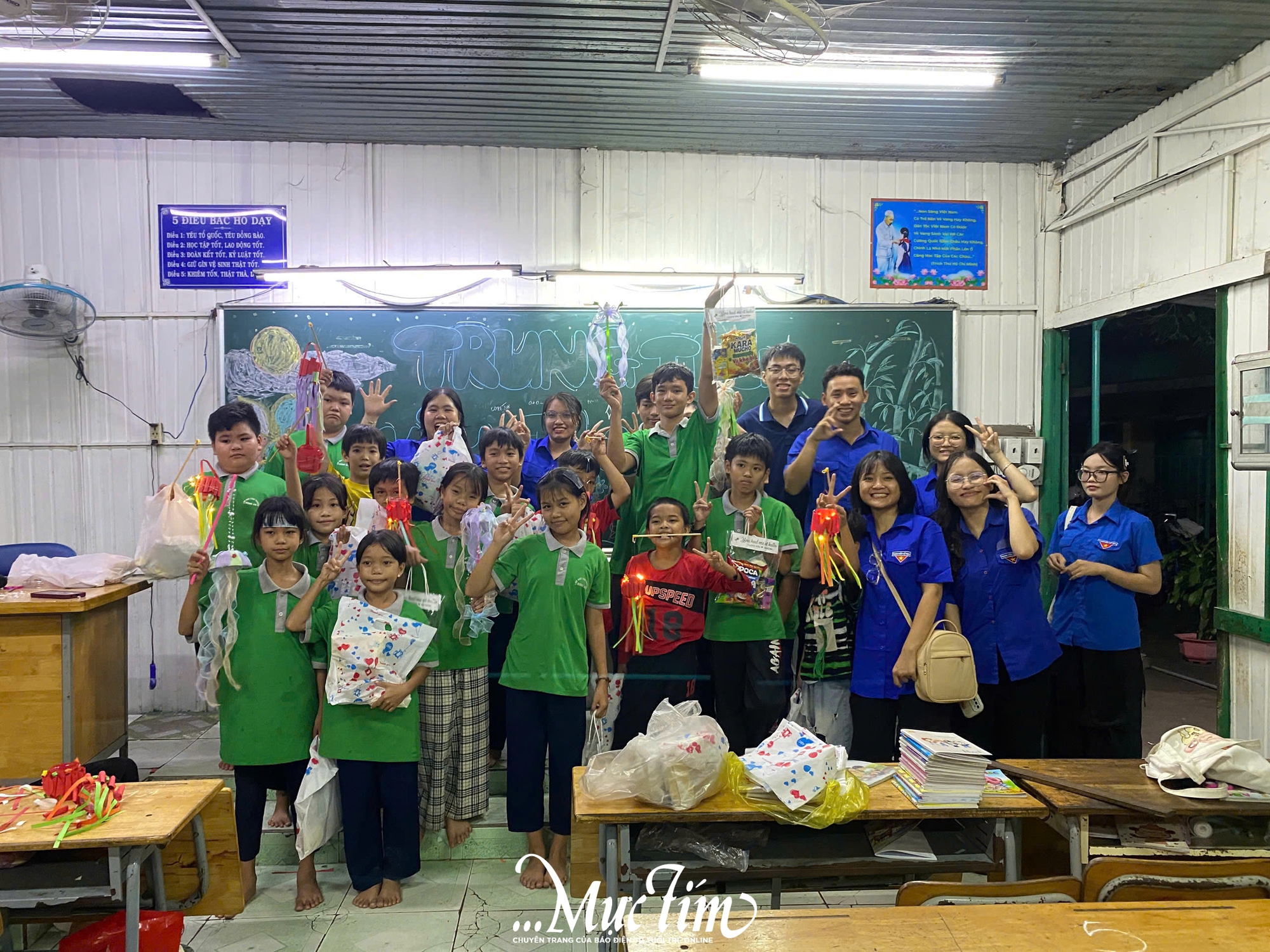 Trung thu ấm áp tại lớp học tình thương Đông An - Ảnh 1.