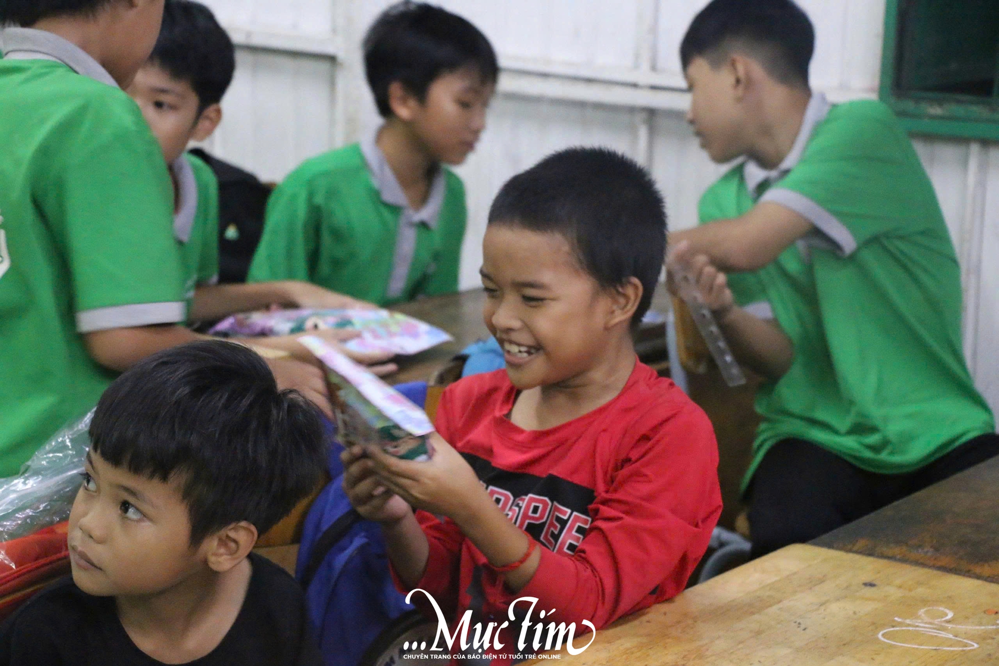 Trung thu ấm áp tại lớp học tình thương Đông An - Ảnh 2.