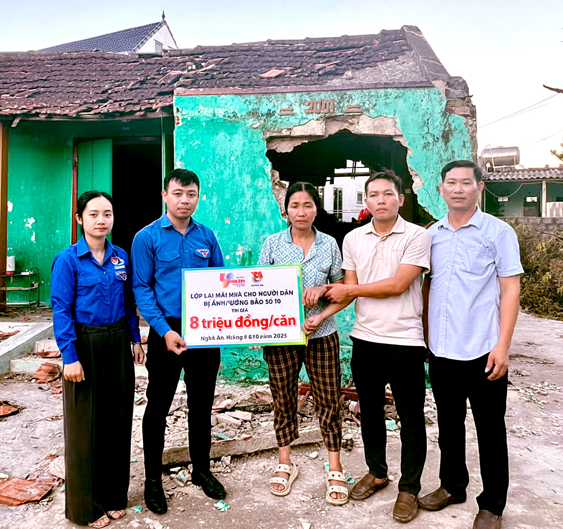 Tuổi Trẻ trao hỗ trợ, tiếp sức bà con Nghệ An dựng lại mái ấm sau bão - Ảnh 1.