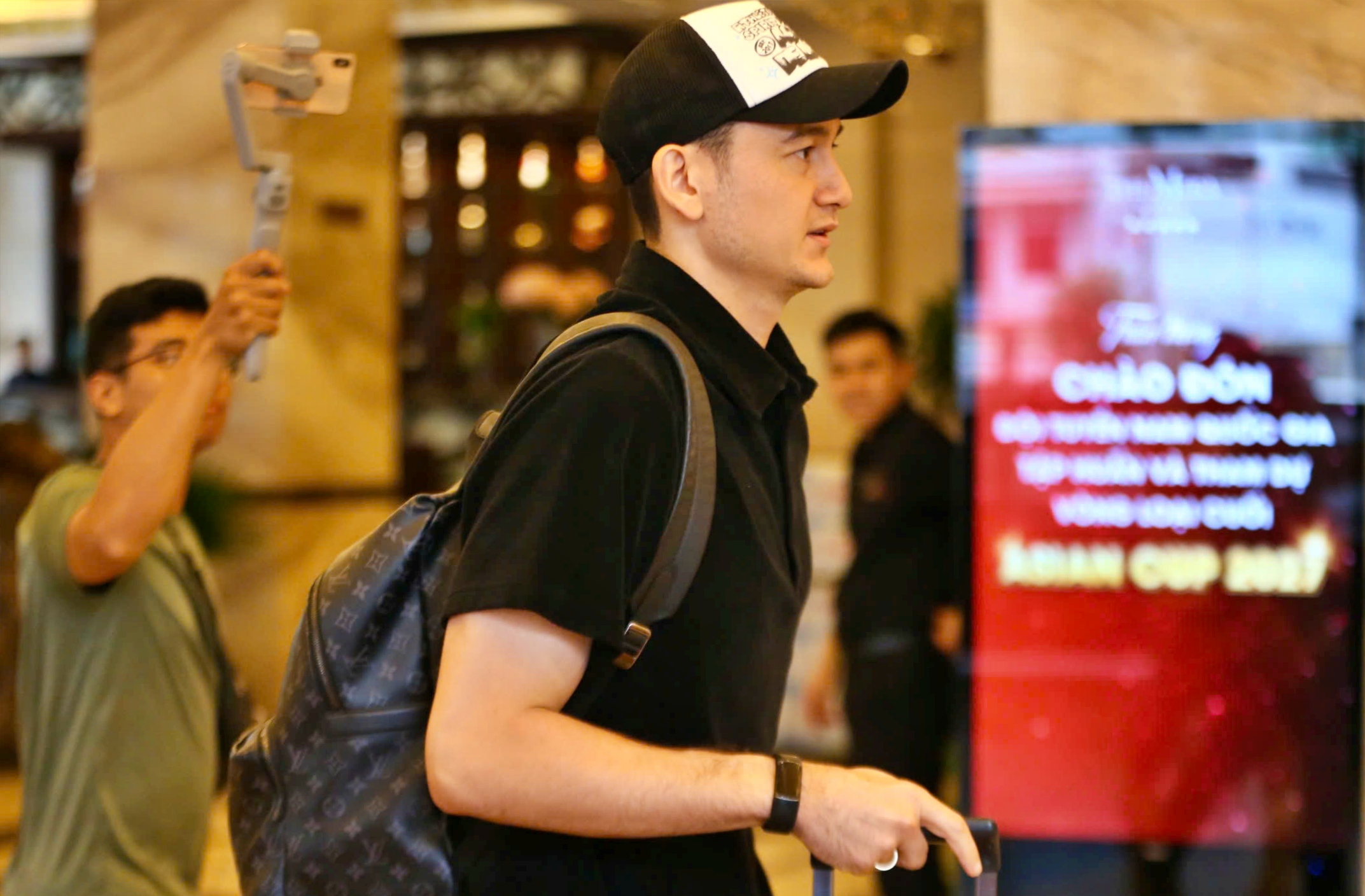 Đức Chiến đeo khẩu trang đen, Văn Lâm check-in một mình ở khách sạn đội tuyển Việt Nam - Ảnh 1.
