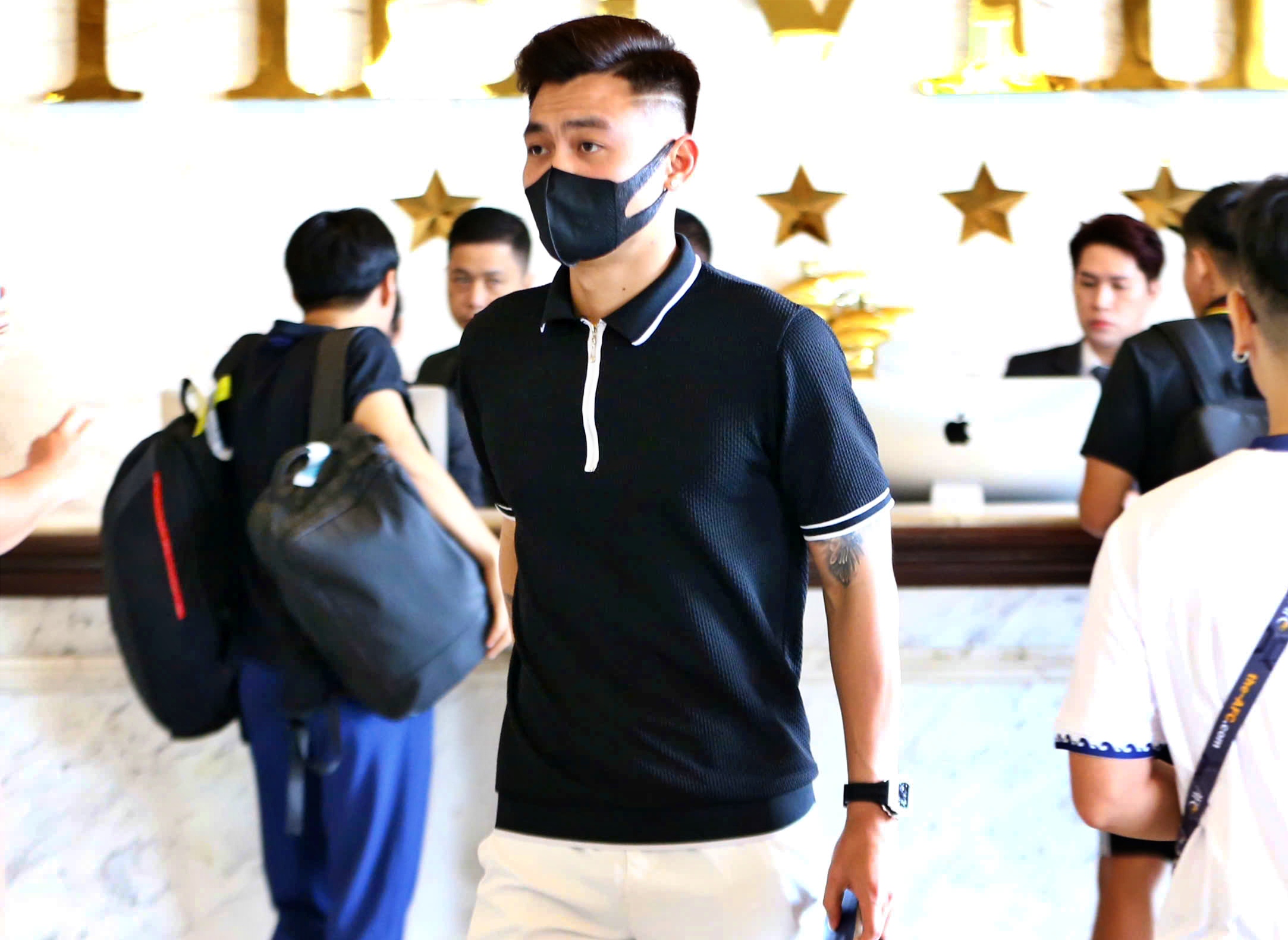 Đức Chiến đeo khẩu trang đen, Văn Lâm check-in một mình ở khách sạn đội tuyển Việt Nam - Ảnh 2.