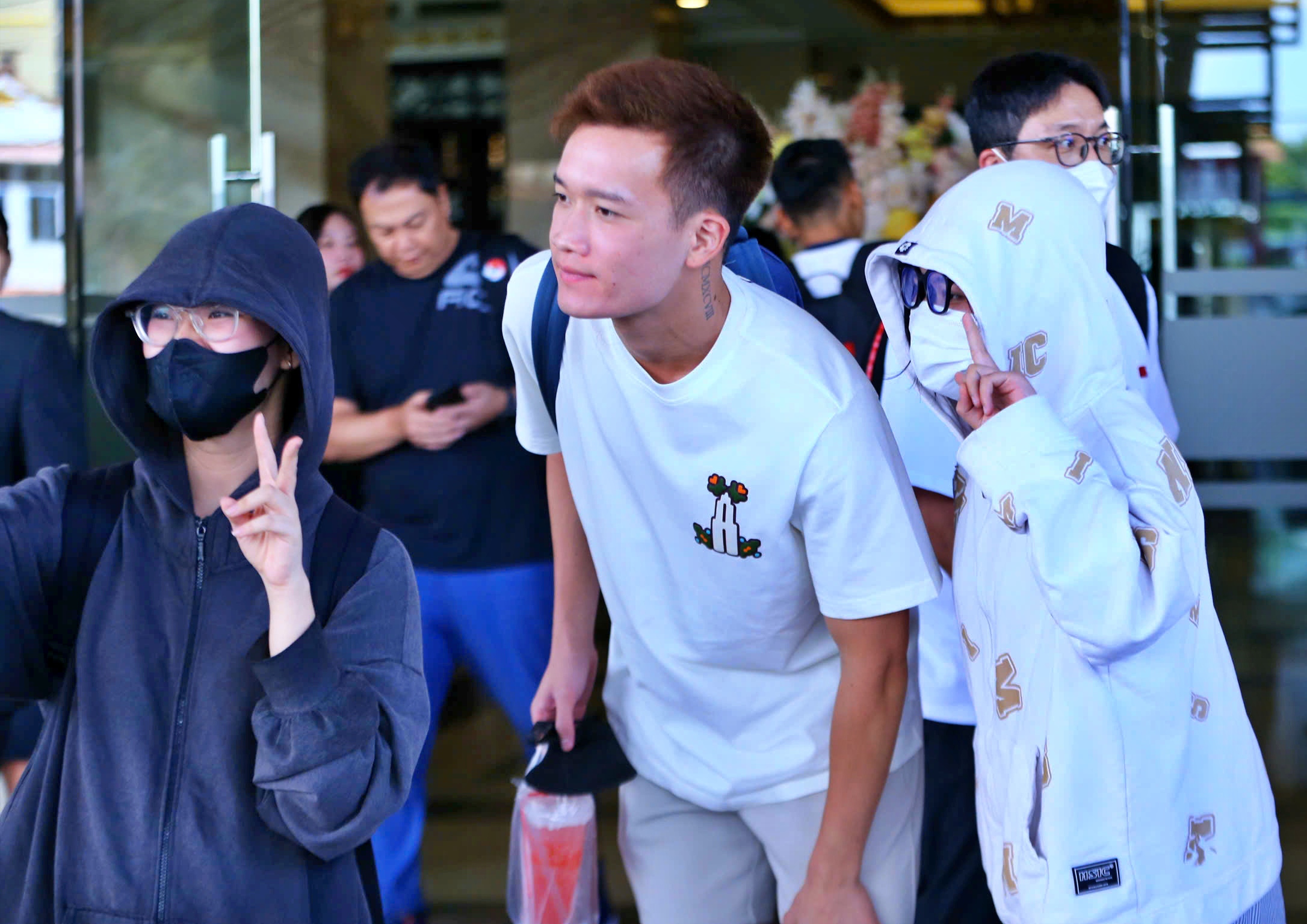 Đức Chiến đeo khẩu trang đen, Văn Lâm check-in một mình ở khách sạn đội tuyển Việt Nam - Ảnh 4.