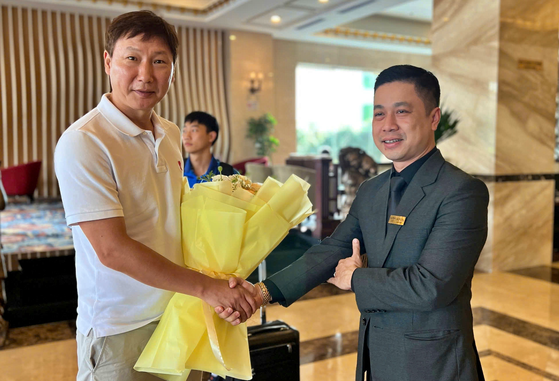 Đức Chiến đeo khẩu trang đen, Văn Lâm check-in một mình ở khách sạn đội tuyển Việt Nam - Ảnh 3.