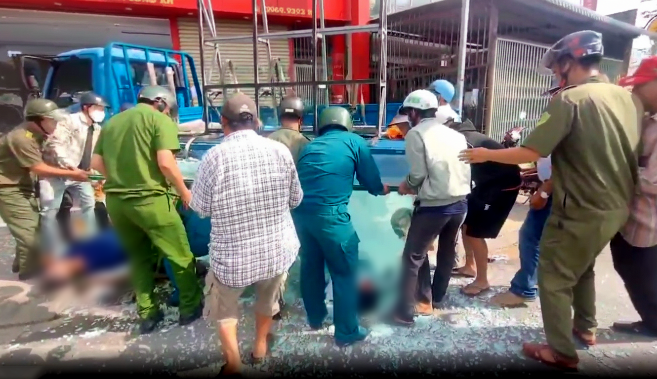 Bị chục tấm kính hàng trăm ký đè ngang ngực, 2 người thoát chết nhờ gặp công an - Ảnh 1.