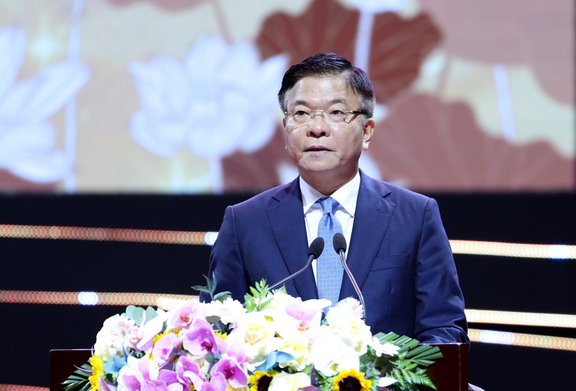 កំណត់ត្រាដែលមិនធ្លាប់មានពីមុនមកនៅសាលាឯកទេសវិទ្យាសាស្ត្រធម្មជាតិ - រូបថត ២. Những kỷ lục 'vô tiền khoáng hậu' ở ngôi trường chuyên khoa học tự nhiên - Ảnh 2.