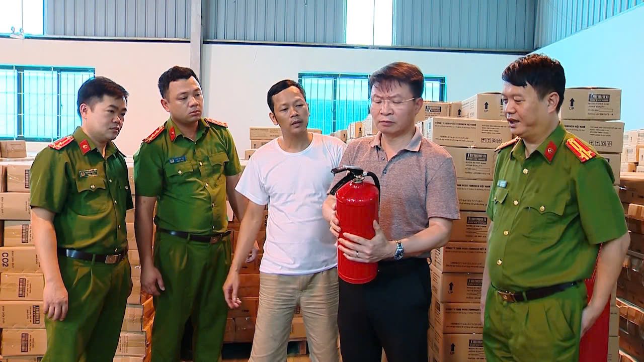 Hình ảnh bên trong xưởng sản xuất hàng triệu bình chữa cháy giả với công thức 'tự nghĩ ra' - Ảnh 5.