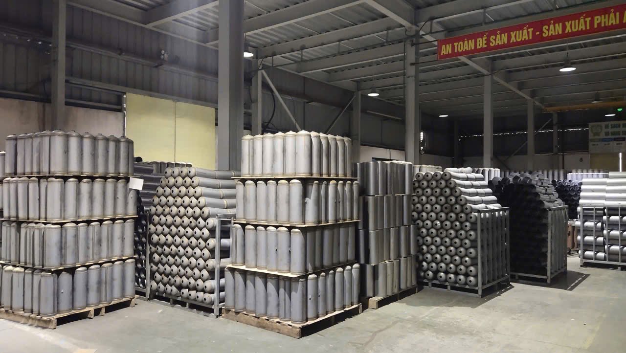 Hình ảnh bên trong xưởng sản xuất hàng triệu bình chữa cháy giả với công thức 'tự nghĩ ra' - Ảnh 12.