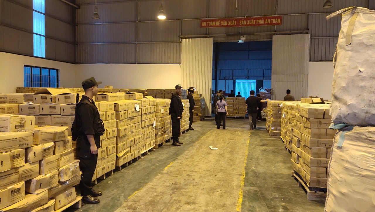 Hình ảnh bên trong xưởng sản xuất hàng triệu bình chữa cháy giả với công thức 'tự nghĩ ra' - Ảnh 9.