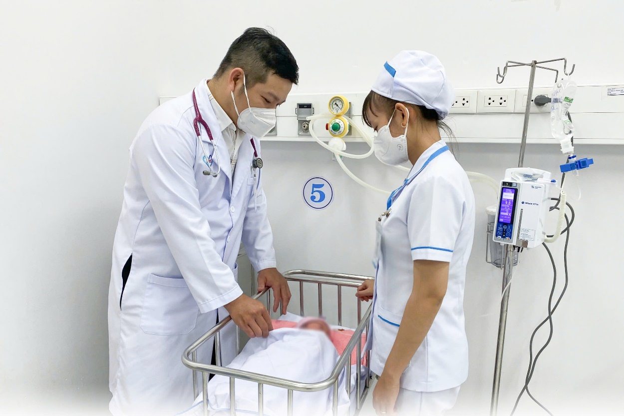 Cứu sống trẻ sinh non từ người mẹ bị sản giật nặng - Ảnh 1.