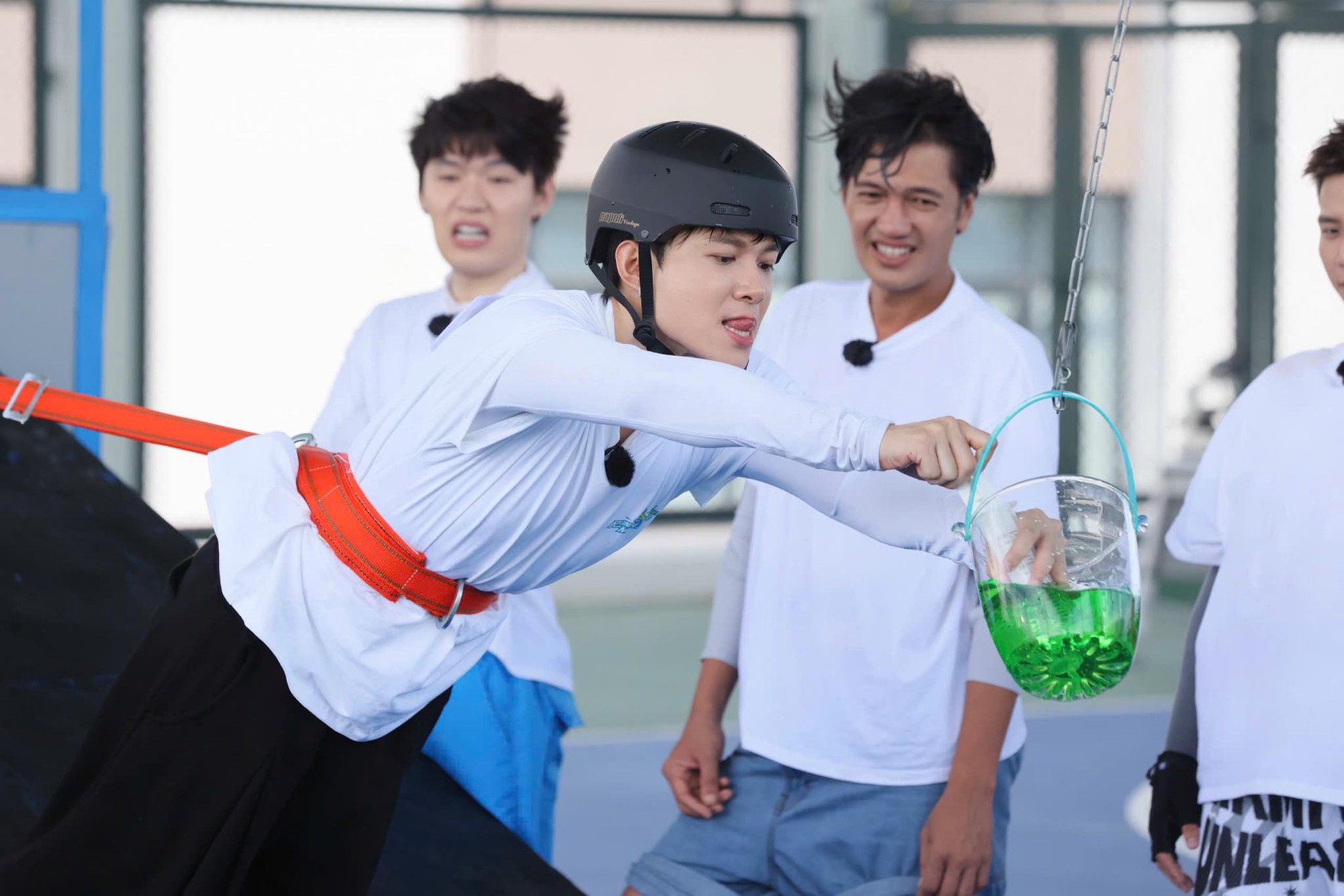 Running Man tập 1: Quân AP bị xé rách áo, Anh Tú Atus giành chiến thắng- Ảnh 5.