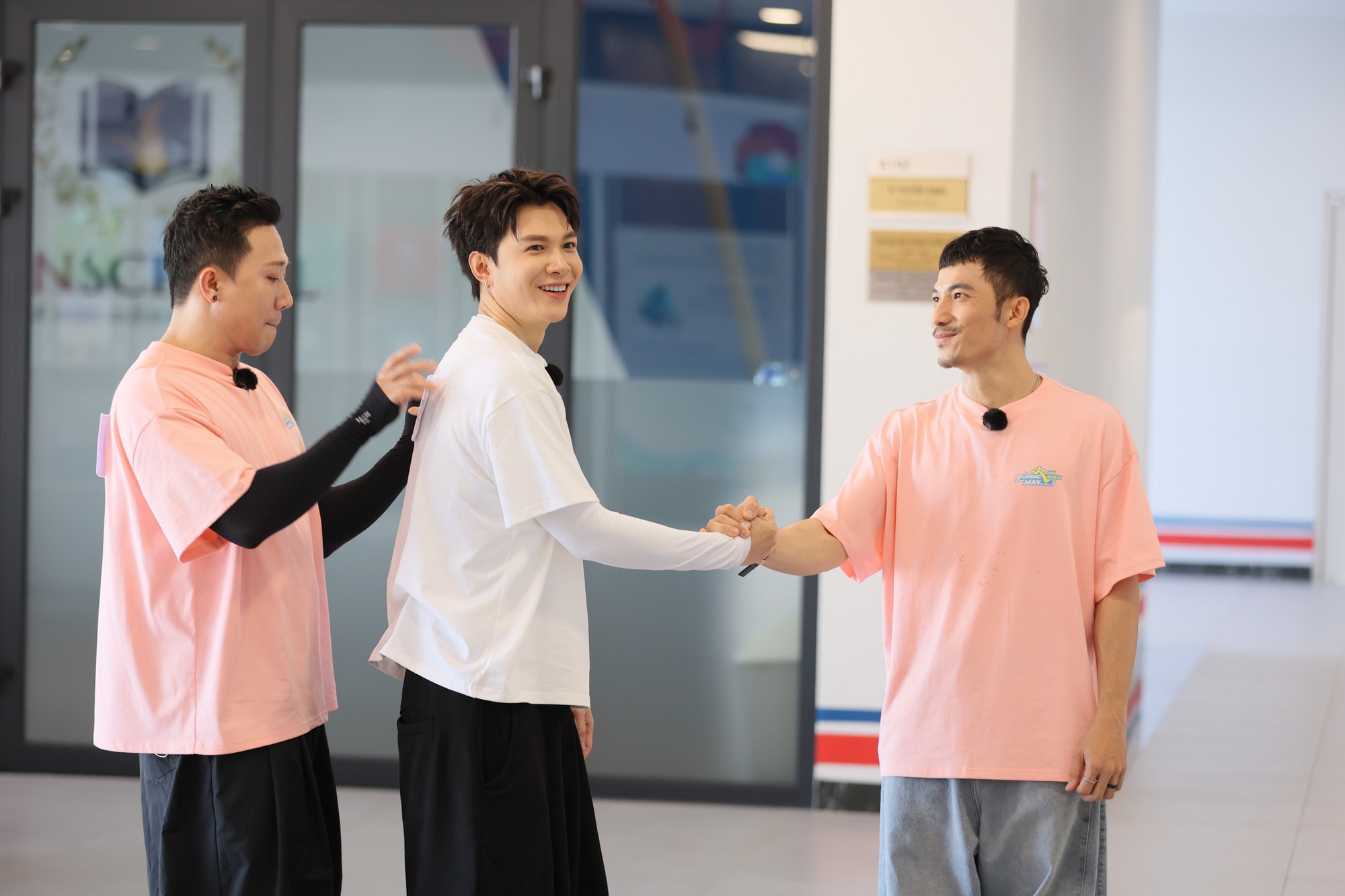 Running Man tập 1: Quân AP bị xé rách áo, Anh Tú Atus giành chiến thắng- Ảnh 3.