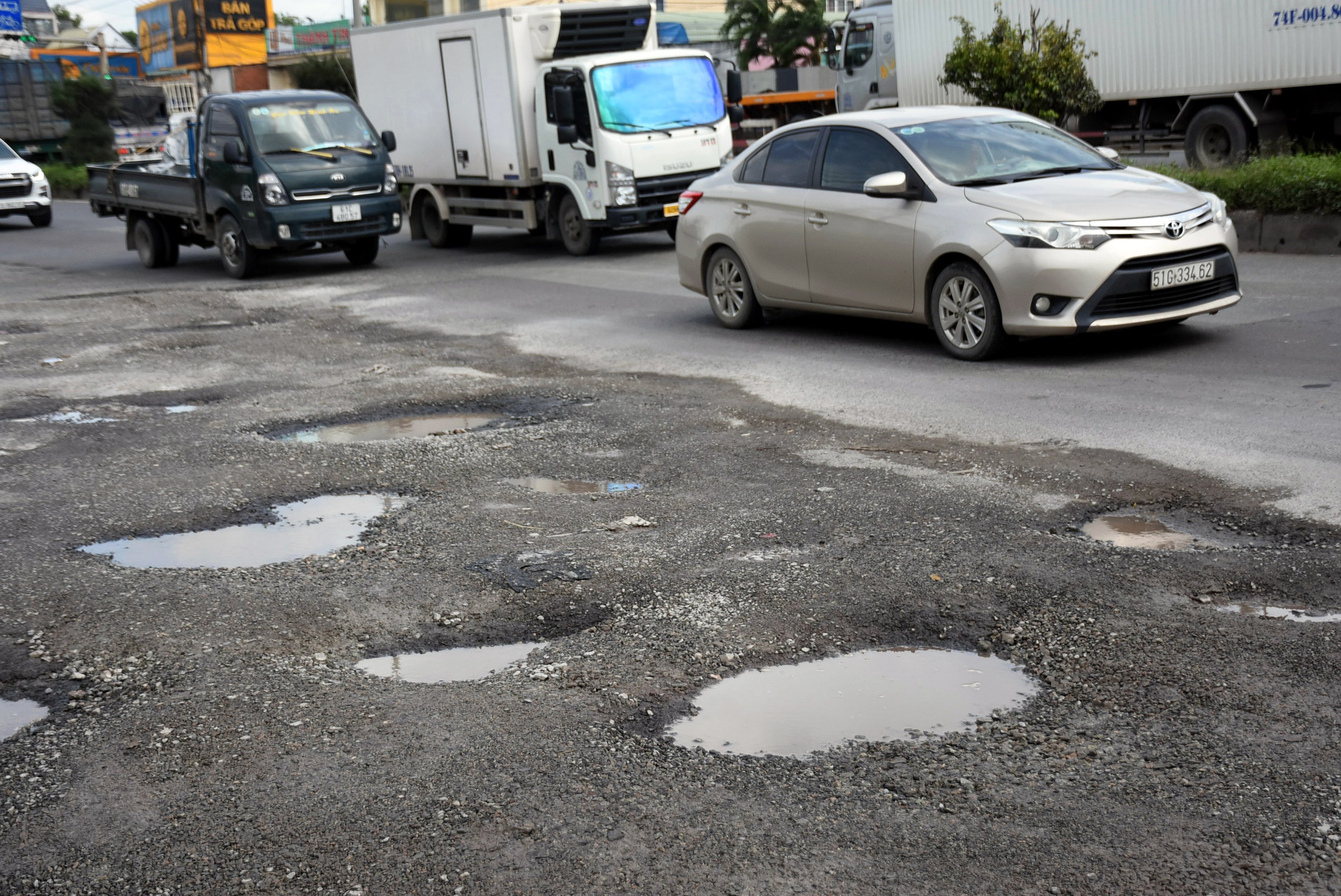 Sao cứ để những cái ‘bẫy’ giăng đầy trên quốc lộ 51? - Ảnh 1.