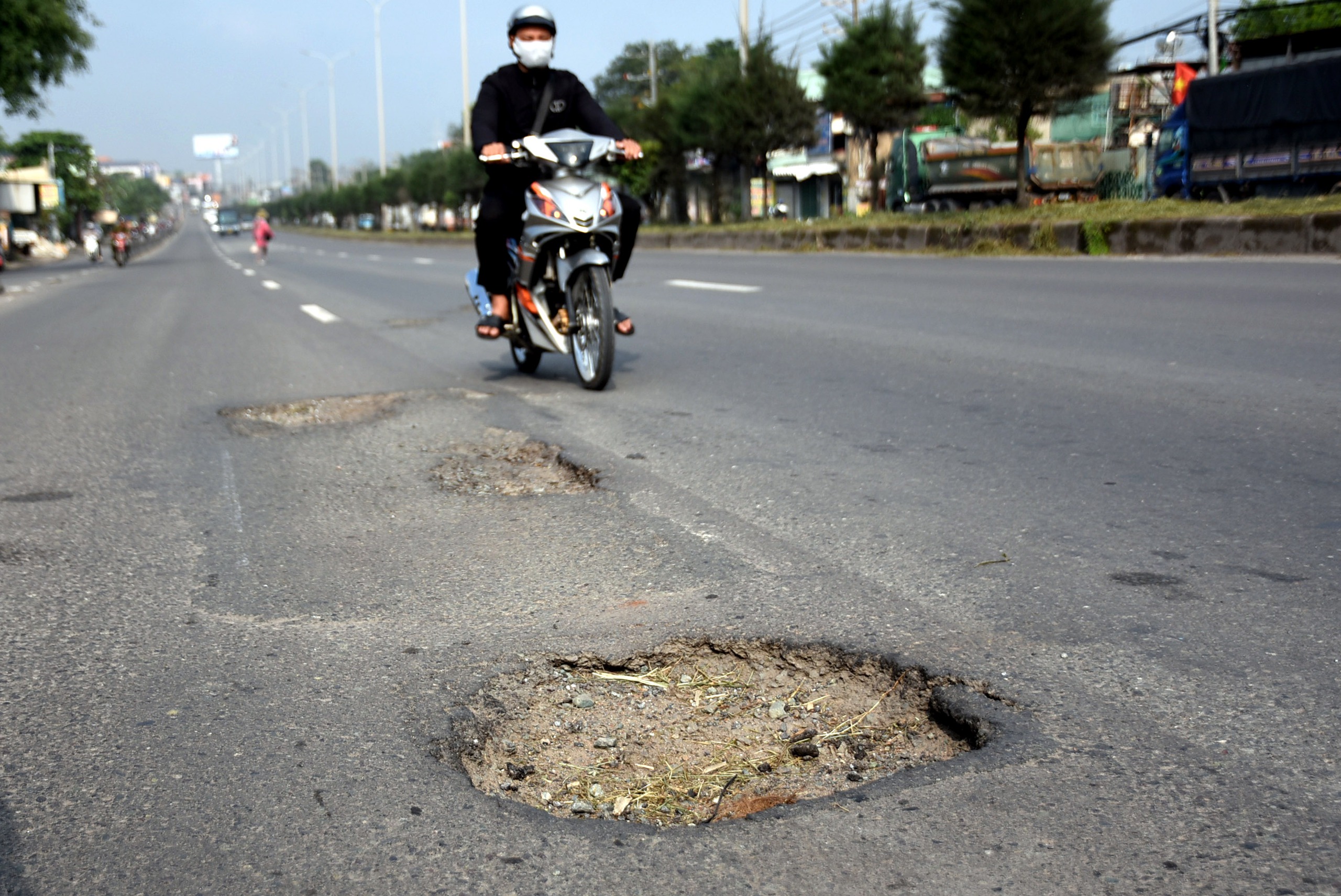 Sao cứ để những cái ‘bẫy’ giăng đầy trên quốc lộ 51? - Ảnh 4.