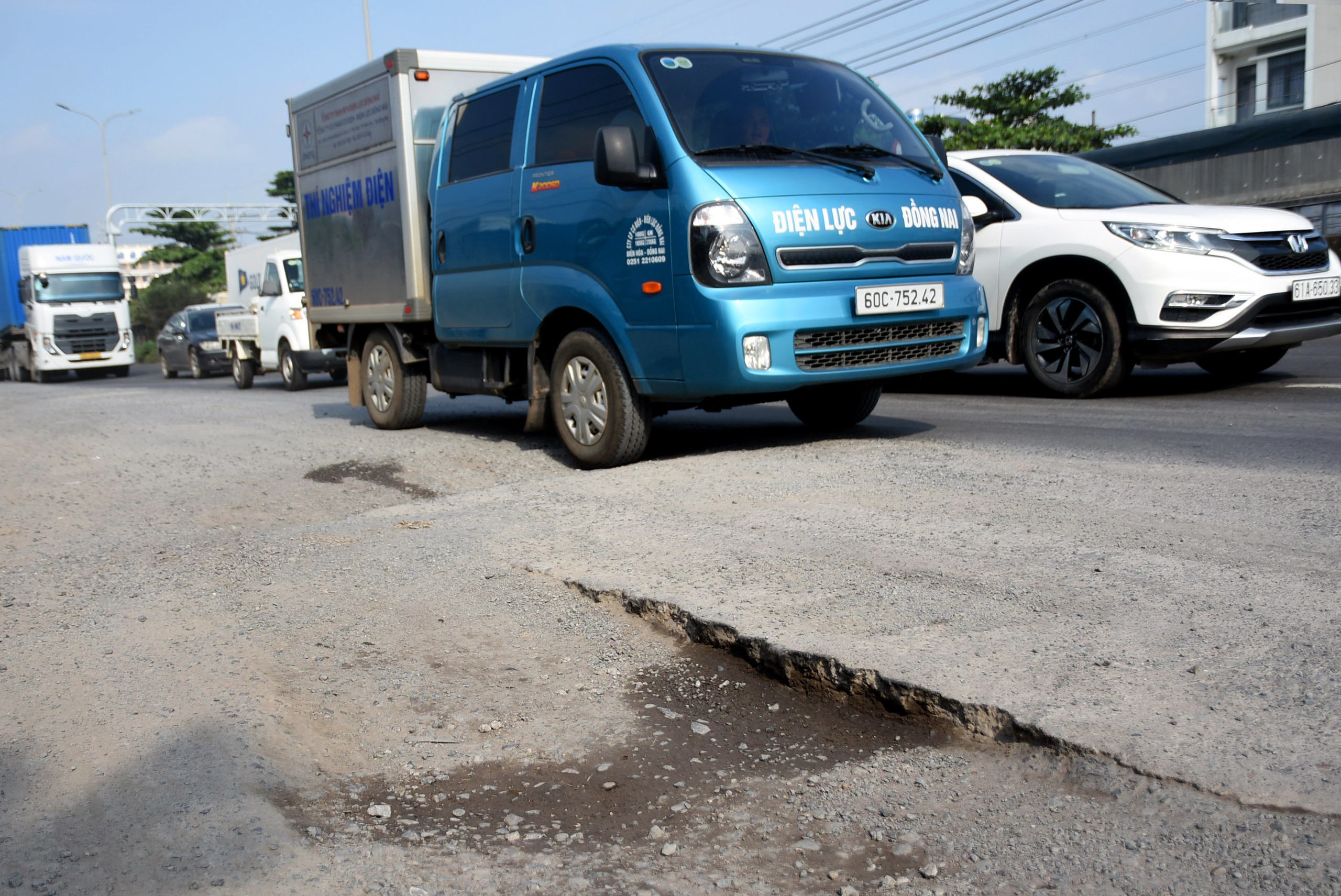 Sao cứ để những cái ‘bẫy’ giăng đầy trên quốc lộ 51? - Ảnh 9.