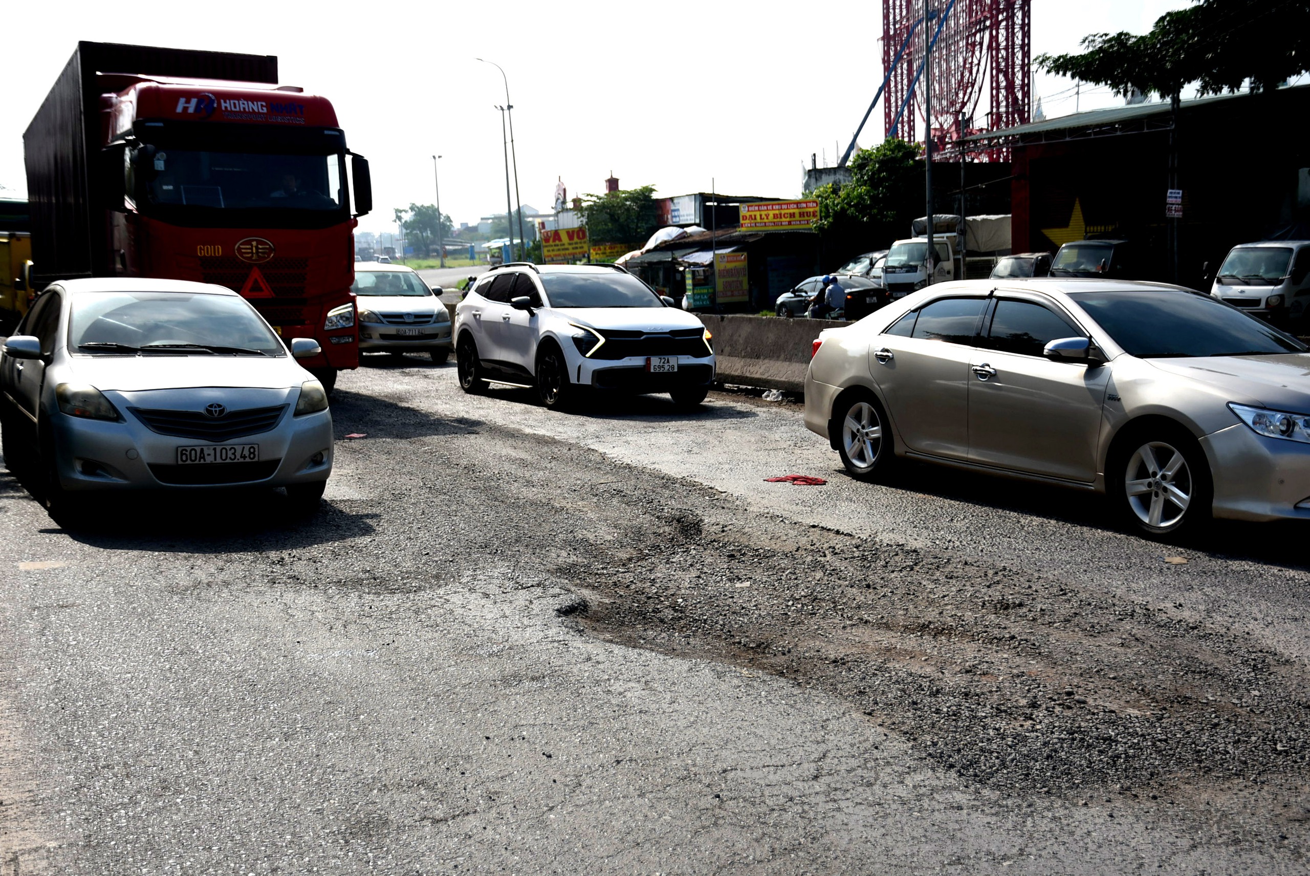 Sao cứ để những cái ‘bẫy’ giăng đầy trên quốc lộ 51? - Ảnh 5.