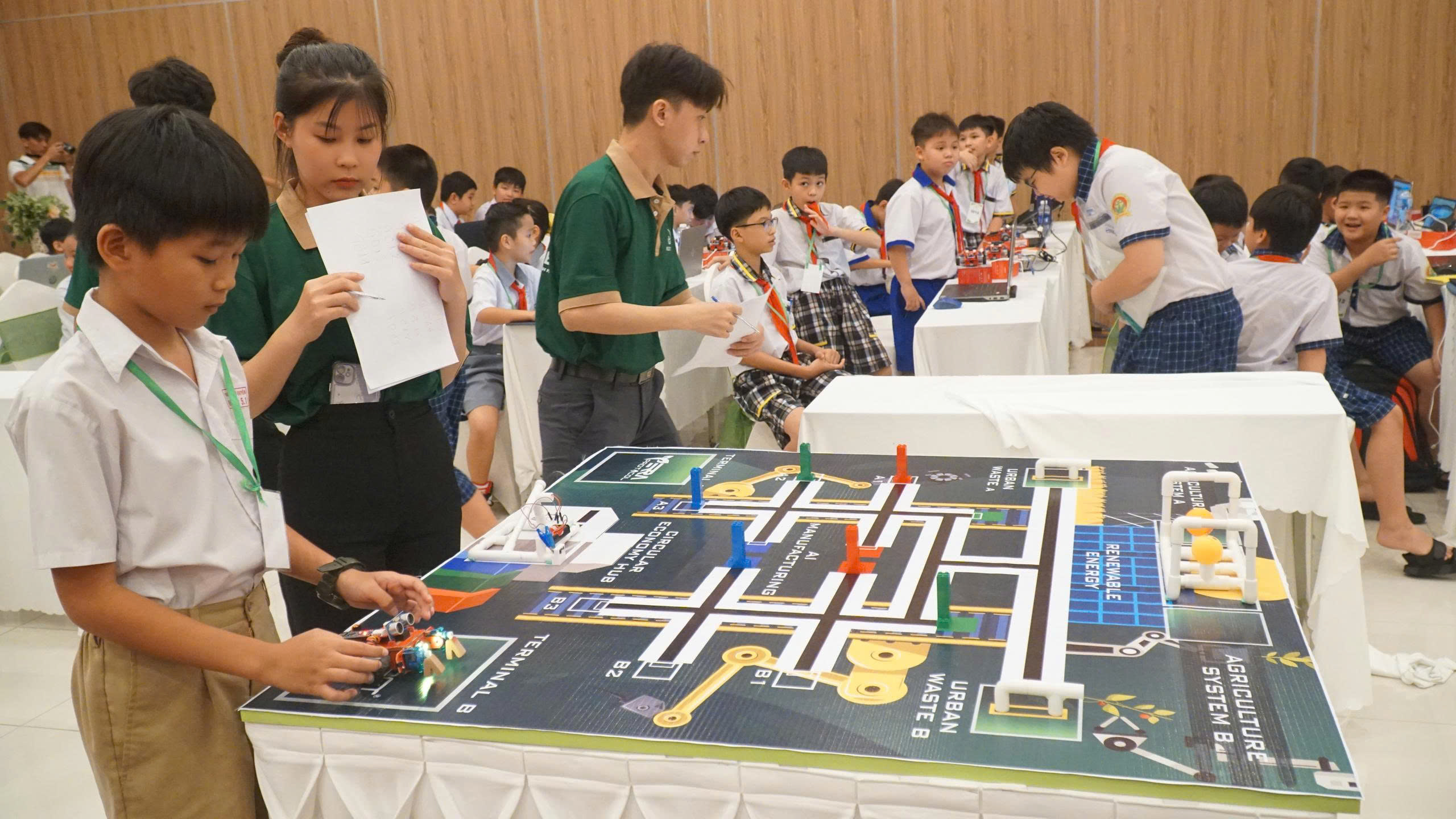 Cuộc thi Robothon thu hút nhiều học sinh Cần Thơ - Ảnh 2.