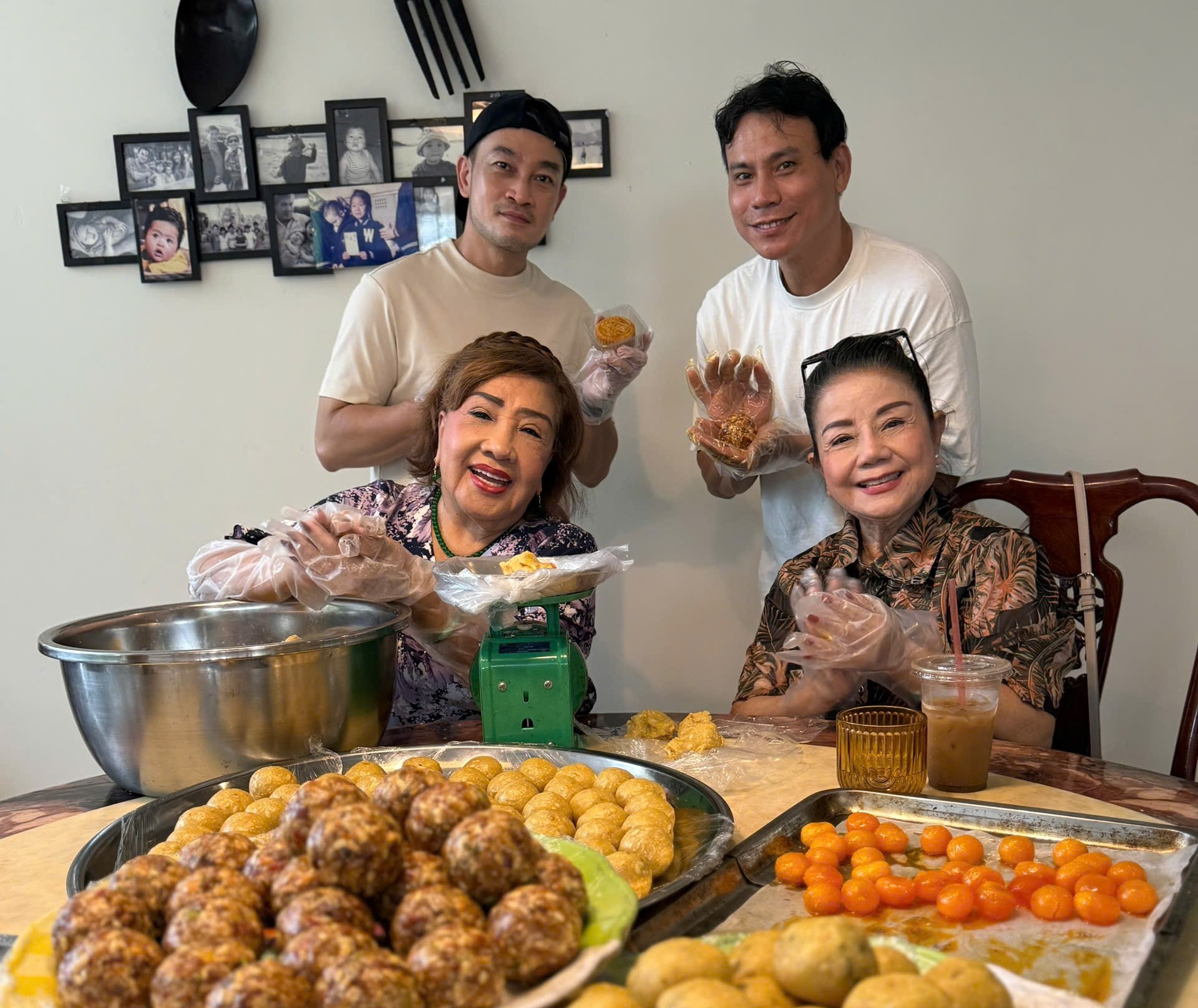 Tiệm bánh xưa của nghệ sĩ Lệ Thủy rộn ràng mùa Trung thu - Ảnh 1.