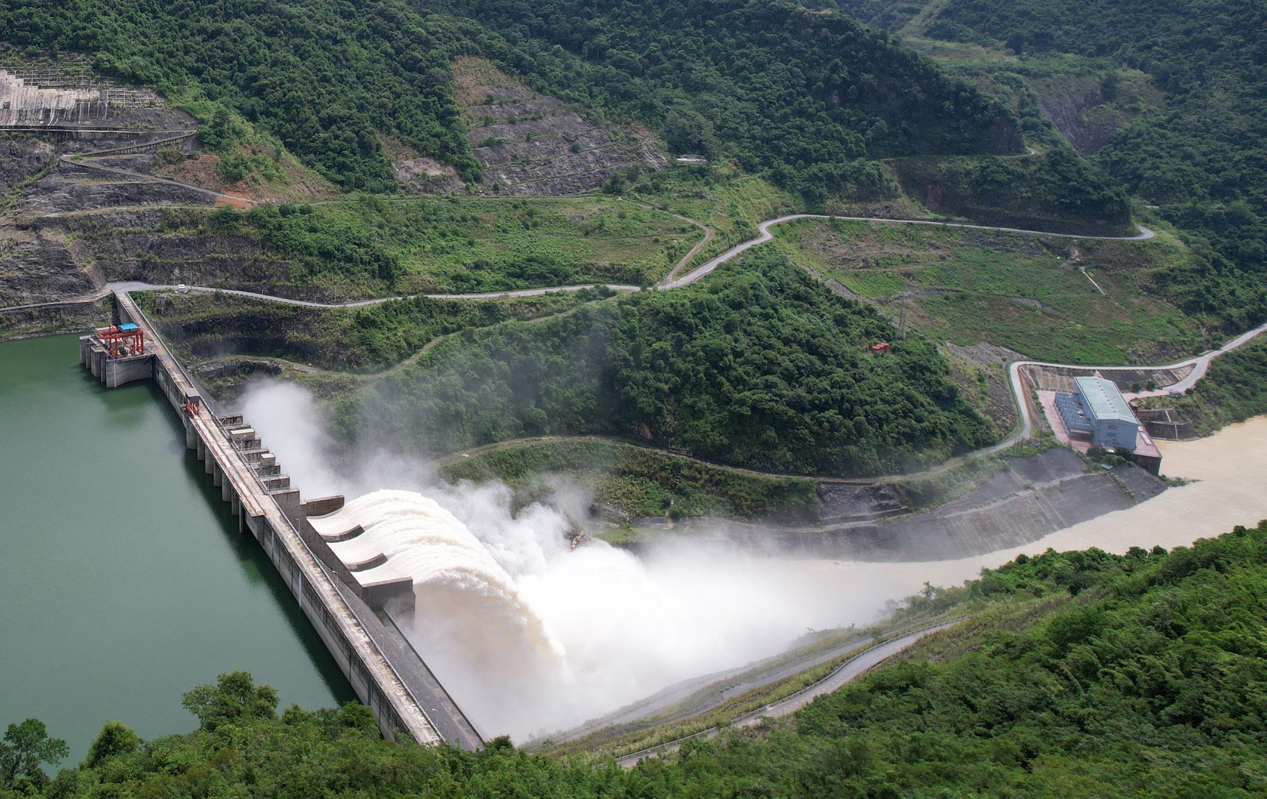 Thủy điện Bản Vẽ tăng lượng xả nước trước bão Matmo - Ảnh 1.