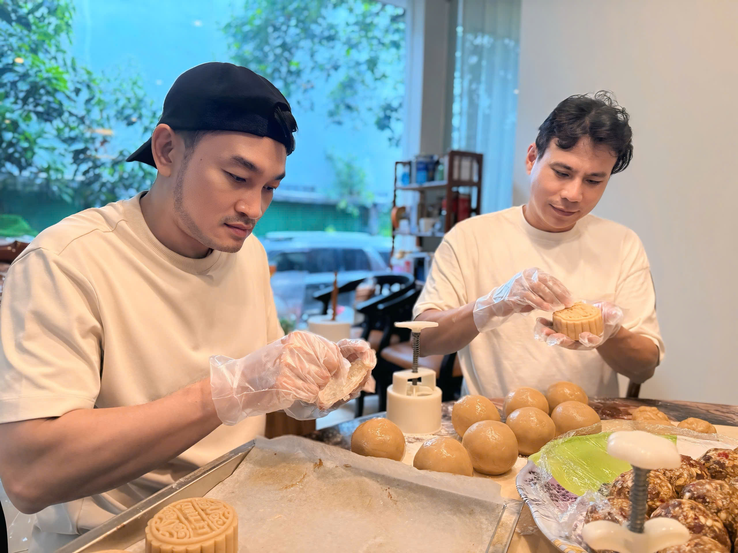 Tiệm bánh xưa của nghệ sĩ Lệ Thủy rộn ràng mùa Trung thu - Ảnh 3.