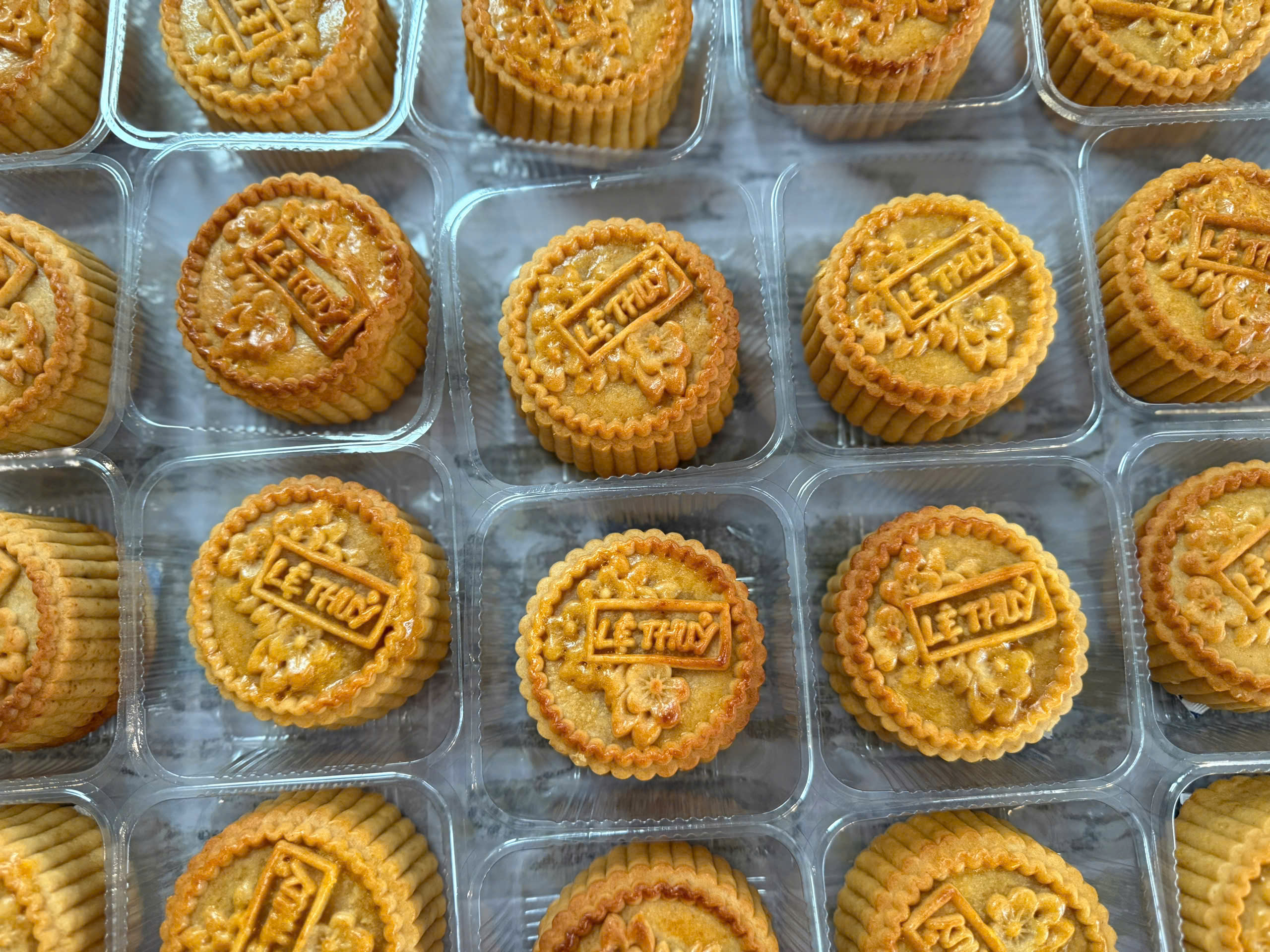 ហាងនំប៉័ងចាស់របស់វិចិត្រករ Le Thuy មានភាពអ៊ូអរក្នុងពិធីបុណ្យពាក់កណ្តាលរដូវស្លឹកឈើជ្រុះ - រូបថត ៤. Tiệm bánh xưa của nghệ sĩ Lệ Thủy rộn ràng mùa Trung thu - Ảnh 4.