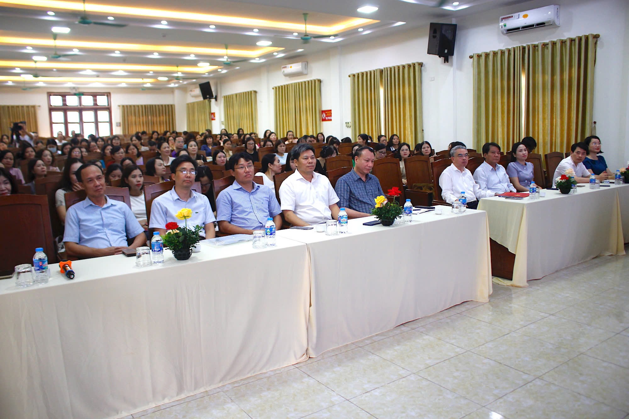 Gần 41.000 người Hưng Yên dự hội thảo khắc phục việc nói, viết nhầm lẫn L-N - Ảnh 1.