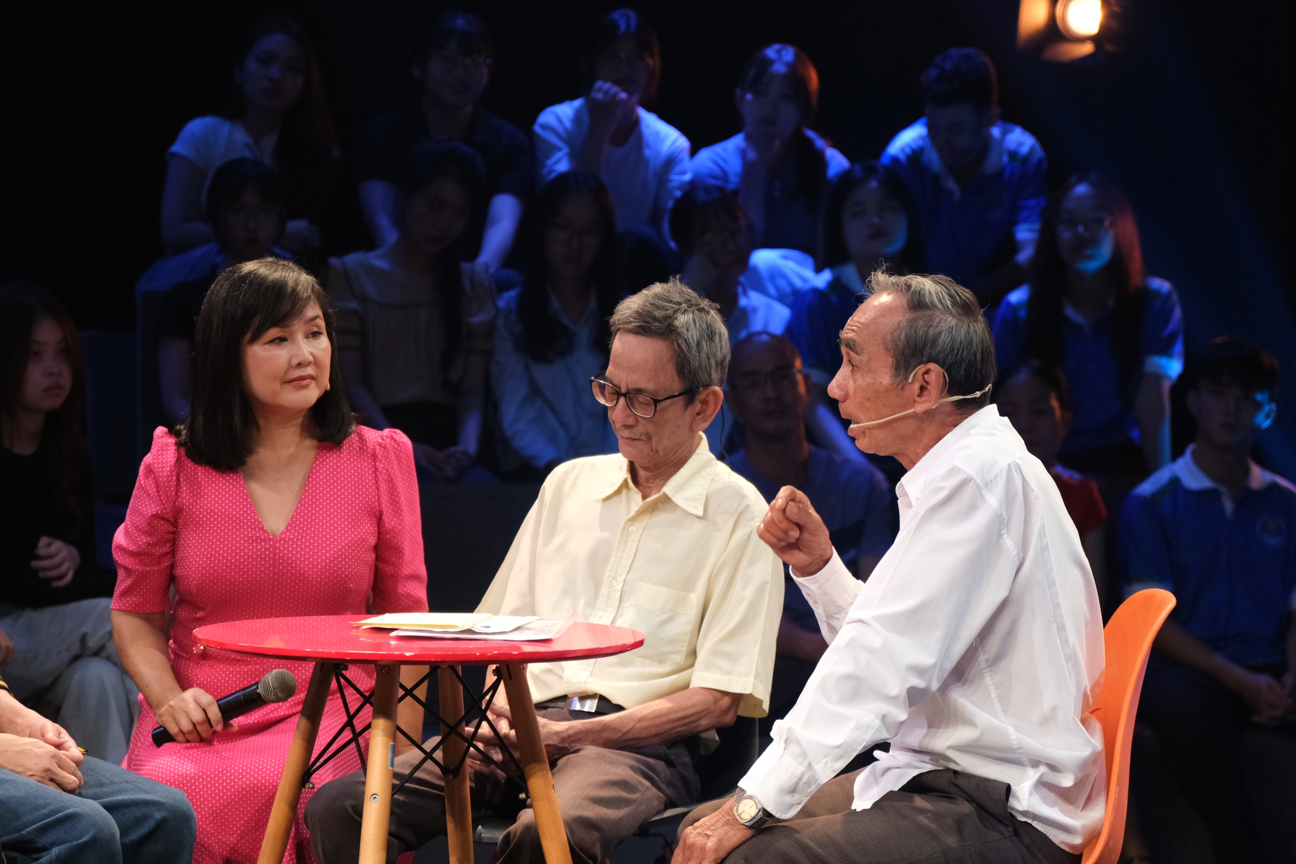 ដូចជាមិនដែលមានការបែកគ្នាទេ៖ ការជួបជុំបុណ្យពាក់កណ្ដាលសរទរដូវរបស់ Cu Ti ដែលបានបាត់បង់កាល 50 ឆ្នាំមុន - រូបថត 5. Như chưa hề có cuộc chia ly: Người mẹ già 93 tuổi tìm được Cu Tí đi lạc đêm Trung thu 1975 - Ảnh 4.