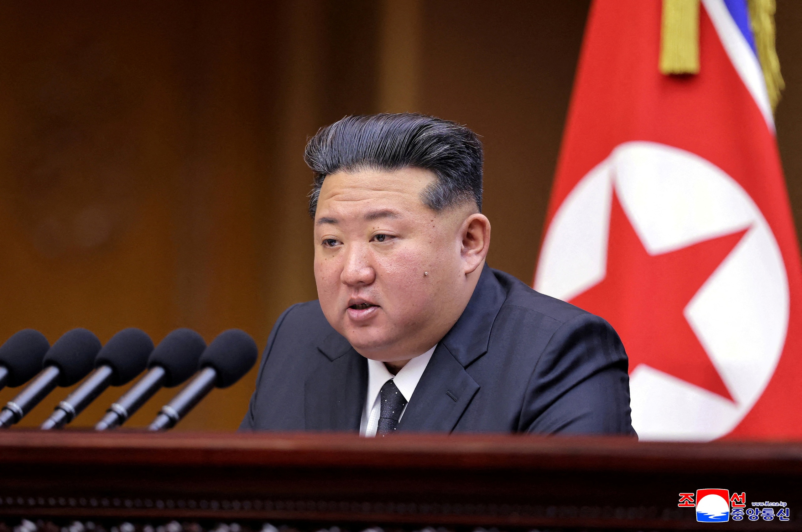 Ông Kim Jong Un dự triển lãm quốc phòng Triều Tiên, gửi thông điệp đến Mỹ - Ảnh 1.