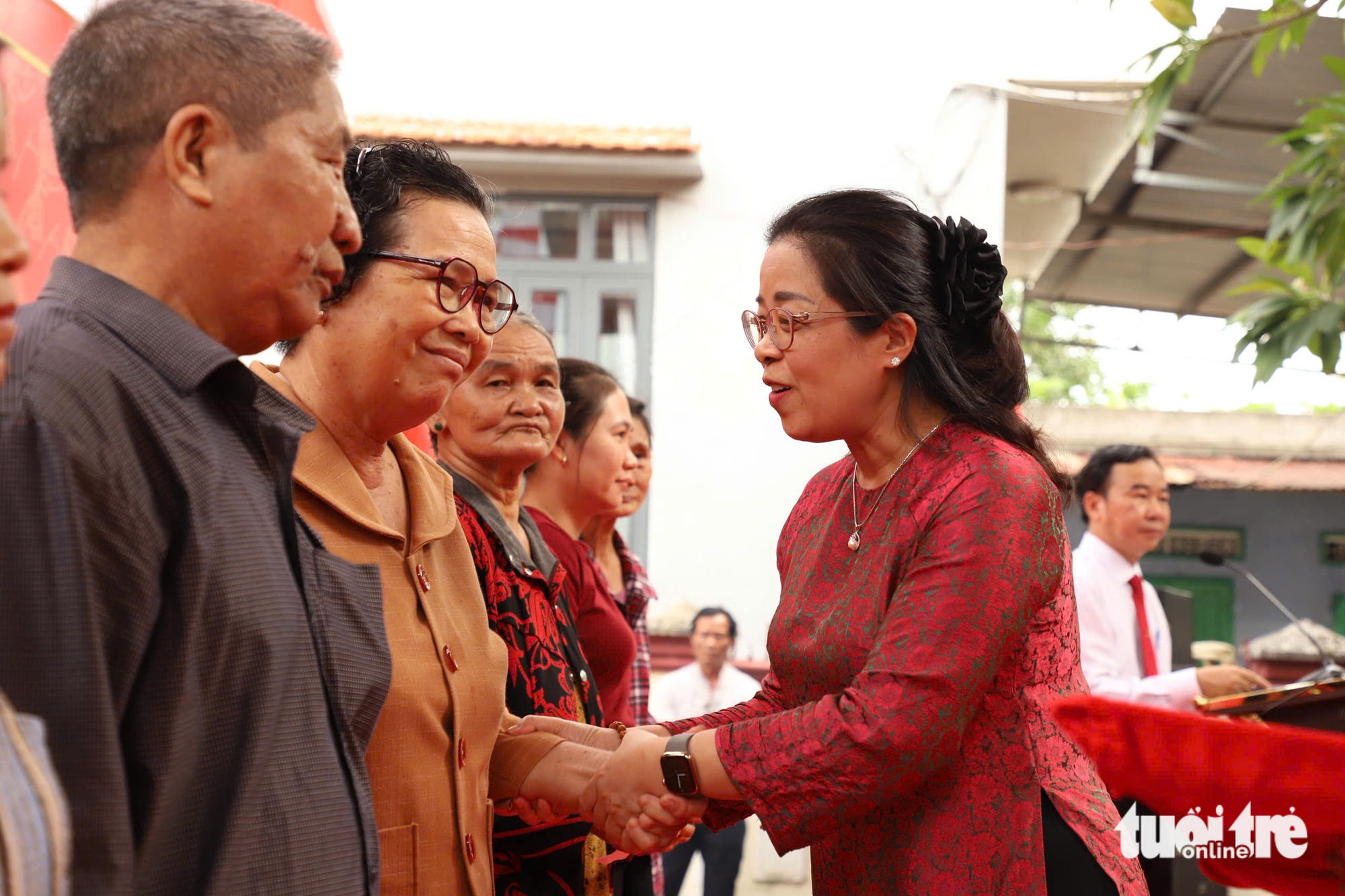 Un momento memorabile che celebra i 95 anni dalla fondazione della prima sezione del Partito a Phu Yen - Foto 2. Dấu son 95 năm Chi bộ Đảng đầu tiên ở Phú Yên - Ảnh 2.