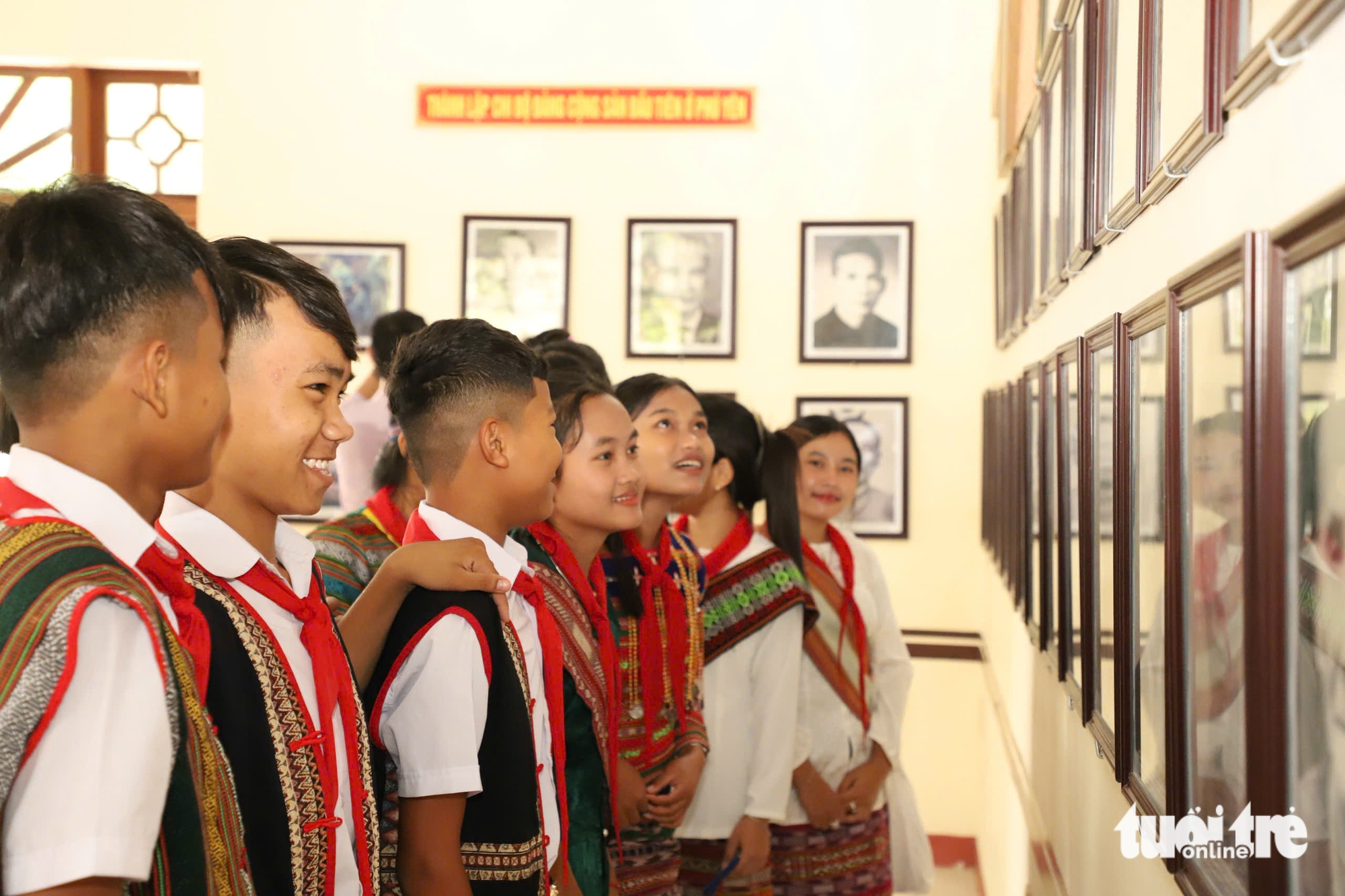 Un momento memorabile che celebra i 95 anni dalla prima sede del Partito a Phu Yen - Foto 3. Dấu son 95 năm Chi bộ Đảng đầu tiên ở Phú Yên- Ảnh 3.