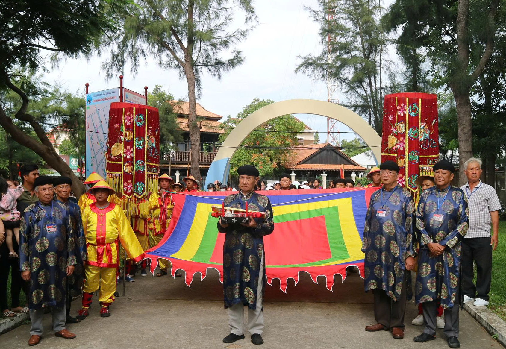 Lễ hội Nghinh Ông Cần Giờ 2025: Lễ thượng đại kỳ mở màn 'Tết biển' - Ảnh 1.