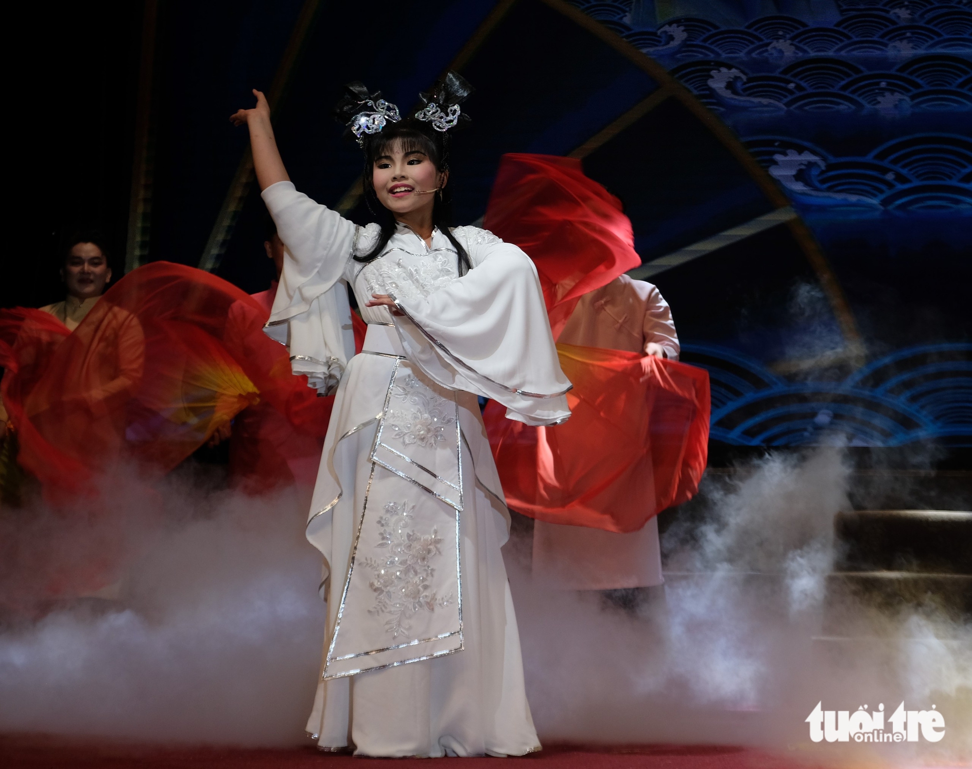 Bình Tinh khóc nức nở nhìn con trai cố nghệ sĩ Chinh Nhân ca diễn trên sân khấu Huỳnh Long - Ảnh 3.