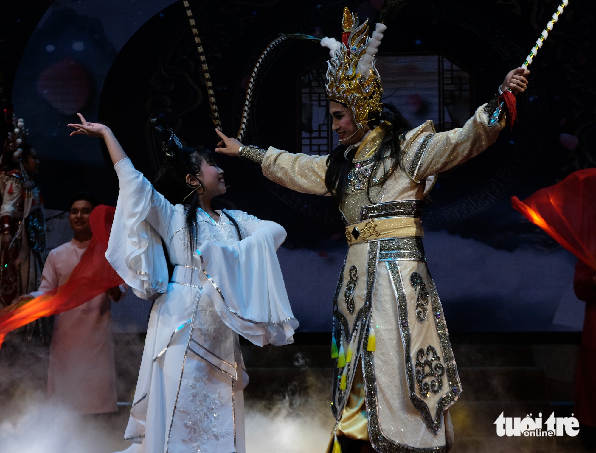 Binh Tinh យំពេលមើលកូនប្រុសសិល្បករ Chinh Nhan សម្តែងលើឆាក Huynh Long - រូបថត ៤. Bình Tinh khóc nức nở nhìn con trai cố nghệ sĩ Chinh Nhân ca diễn trên sân khấu Huỳnh Long - Ảnh 4.