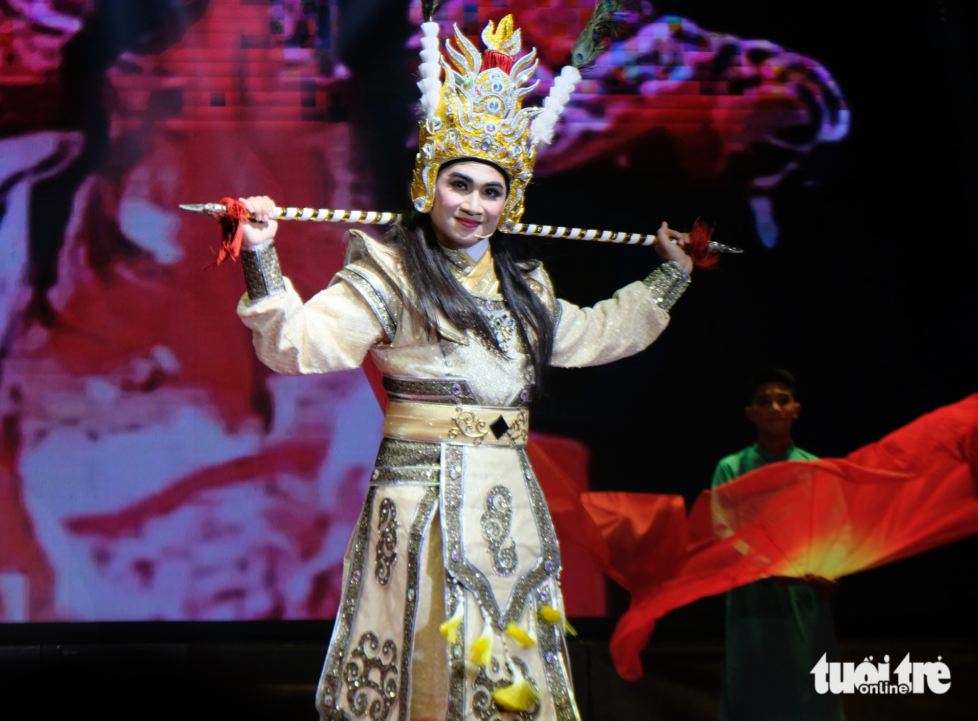 Binh Tinh យំពេលមើលកូនប្រុសសិល្បករ Chinh Nhan សម្តែងលើឆាក Huynh Long - រូបថត ២. Bình Tinh khóc nức nở nhìn con trai cố nghệ sĩ Chinh Nhân ca diễn trên sân khấu Huỳnh Long - Ảnh 2.